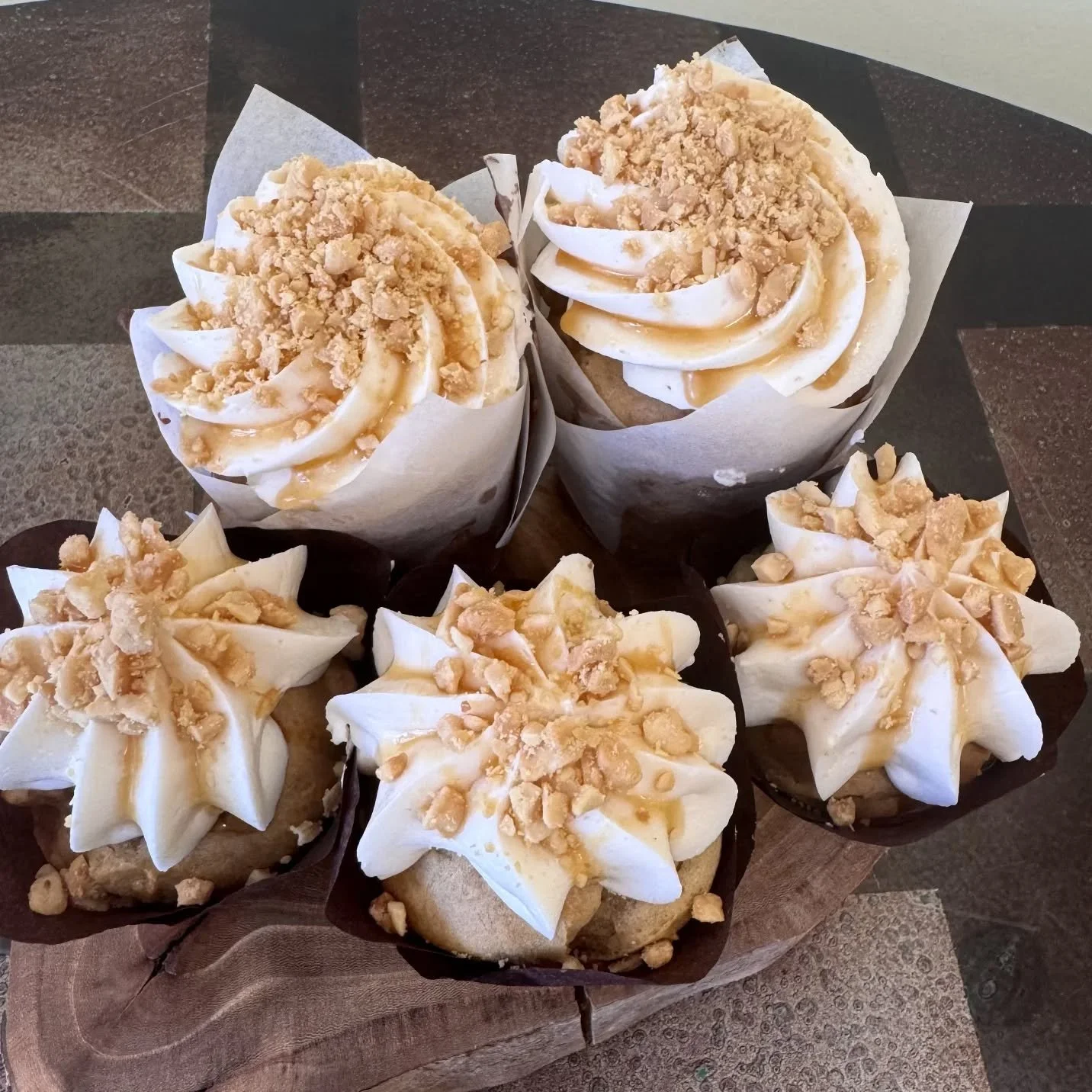 🇦🇴 Our international flavor for April is from Angola! 

⚾️ This DELICIOUS cupcake is called "Bolo De Ginguba" but we're going to call it our "Cracker Jacks" cupcake in honor of Baseball season starting!  Its a brown sugar, Peanu