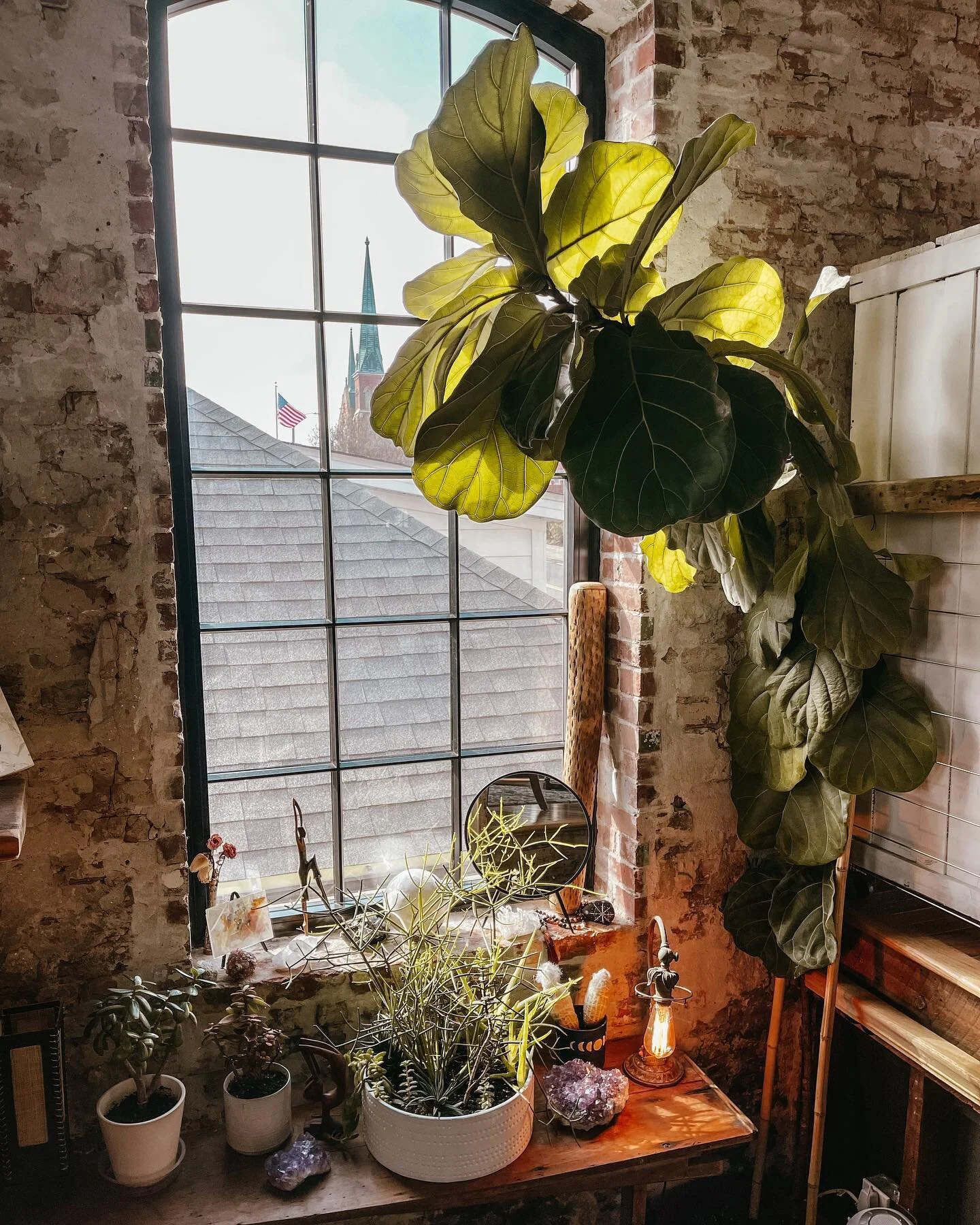 That early morning sunshine ✨☀️
We personally think that early morning yoga practices warm the soul, and evening classes settle and relax the soul after a long day. What do you think?
Remember that breathwork is a yoga practice, and can be done any