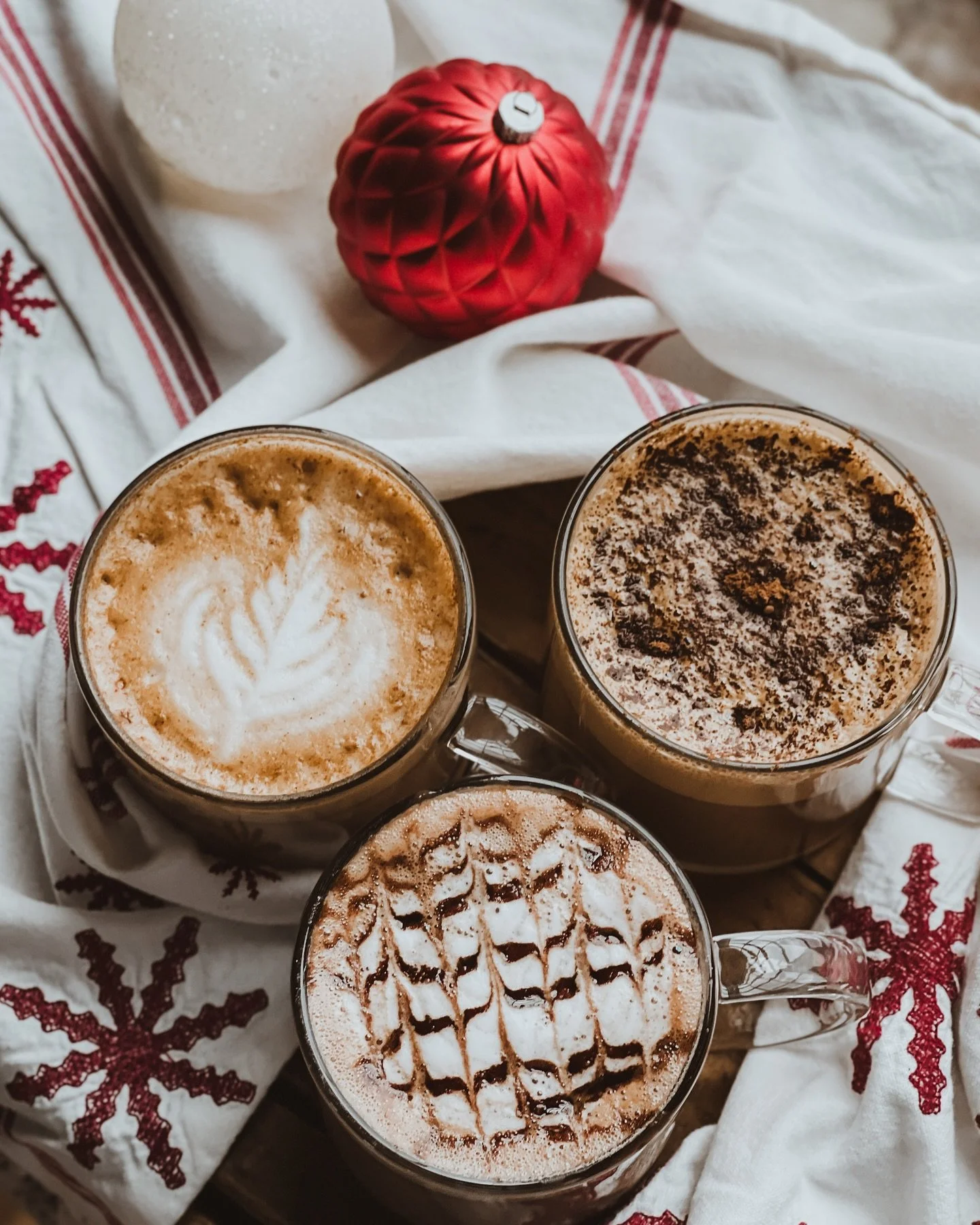 🎄 Holiday Drink Menu 
Starting TODAY we are offering our N E W Holiday Drink Menu! These drinks are not only tasty, but will help fight off the chill from outside! ❄️
🎁Biscoff Latte (not pictured)
BISCOFF BUTTER LATTE
🎁Tira-mistletoe
HOUSEMADE 