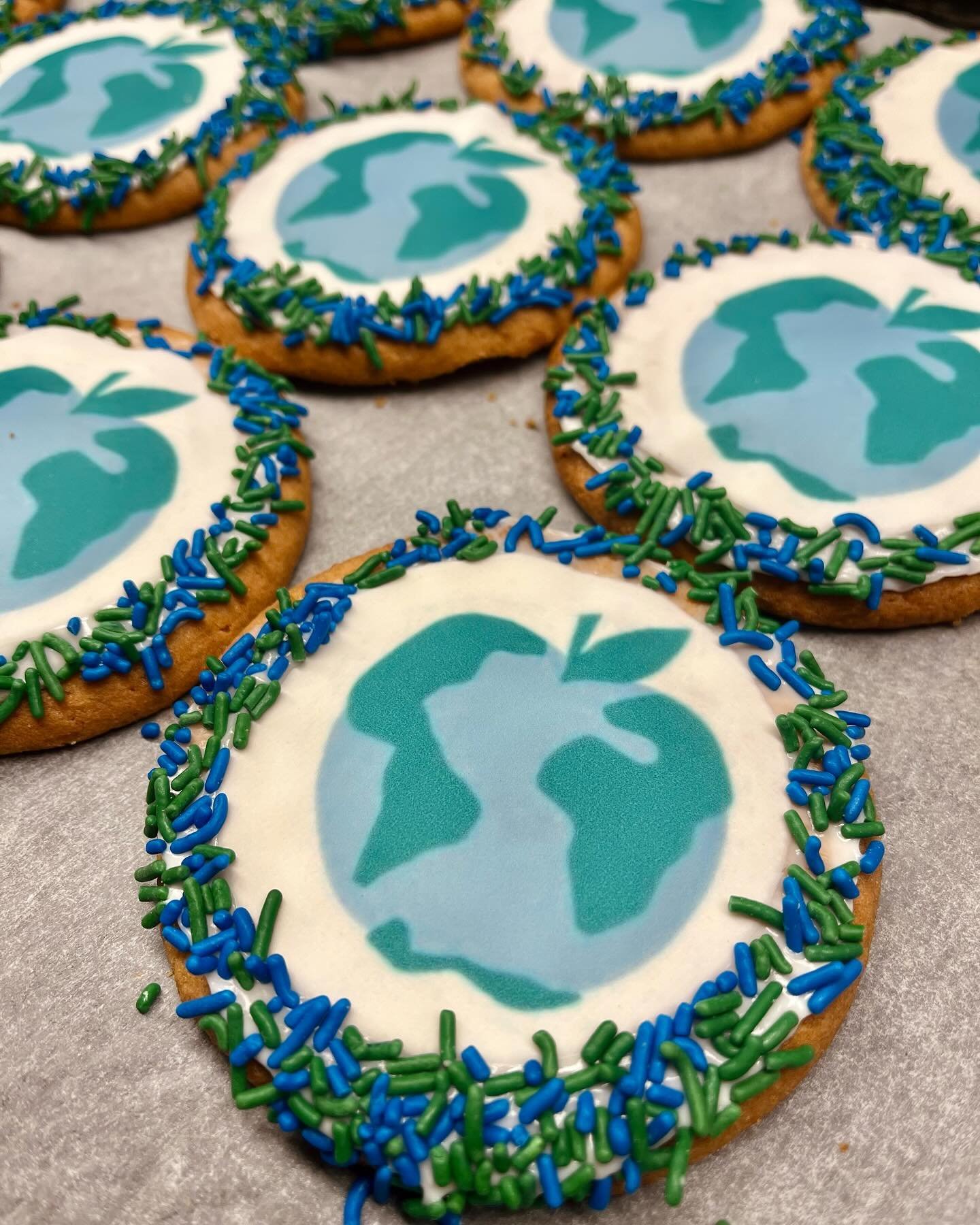 Earth Day cookies for @dibrunobros 🌎🍃🌳

Check out their limited edition apple &amp; grape sparkling wine in collaboration with @edenciders &amp; @iapetuswine! 

#earthday #happyearthday #earthday2024