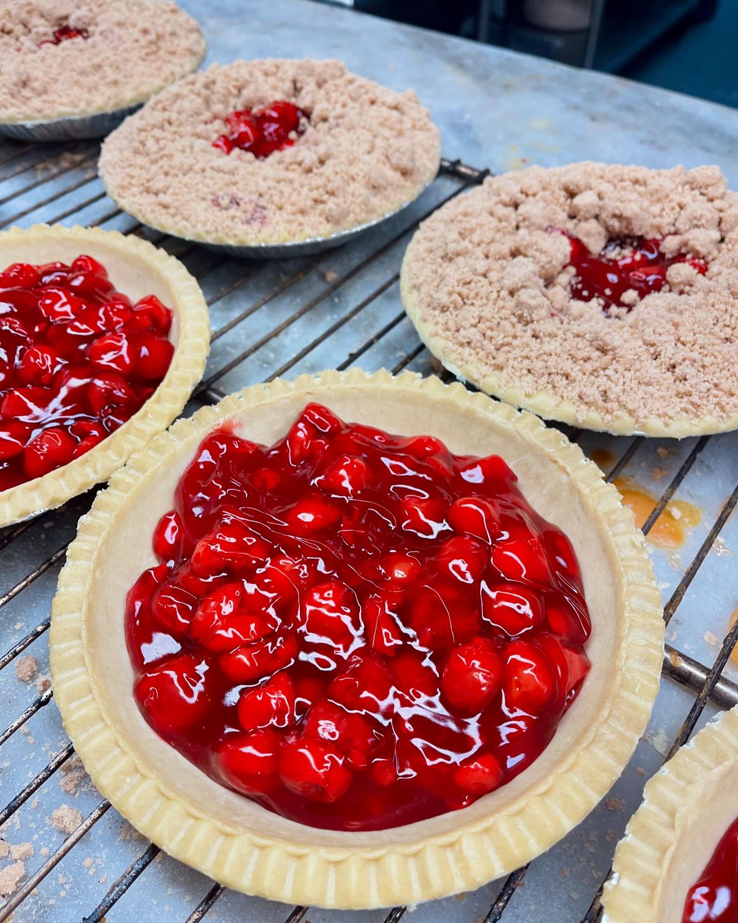 Pies are officially on a first-come, first-served basis&mdash;grab yours before 7 PM tonight! 🍒

 #thanksgiving #pie #pies #cherry #cherrycrumb #cherrycrumbpie #cherrycrumbpies #fruitpie #fruitpies #thanksgivingpie #thanksgivingpies #thanksgivingdes