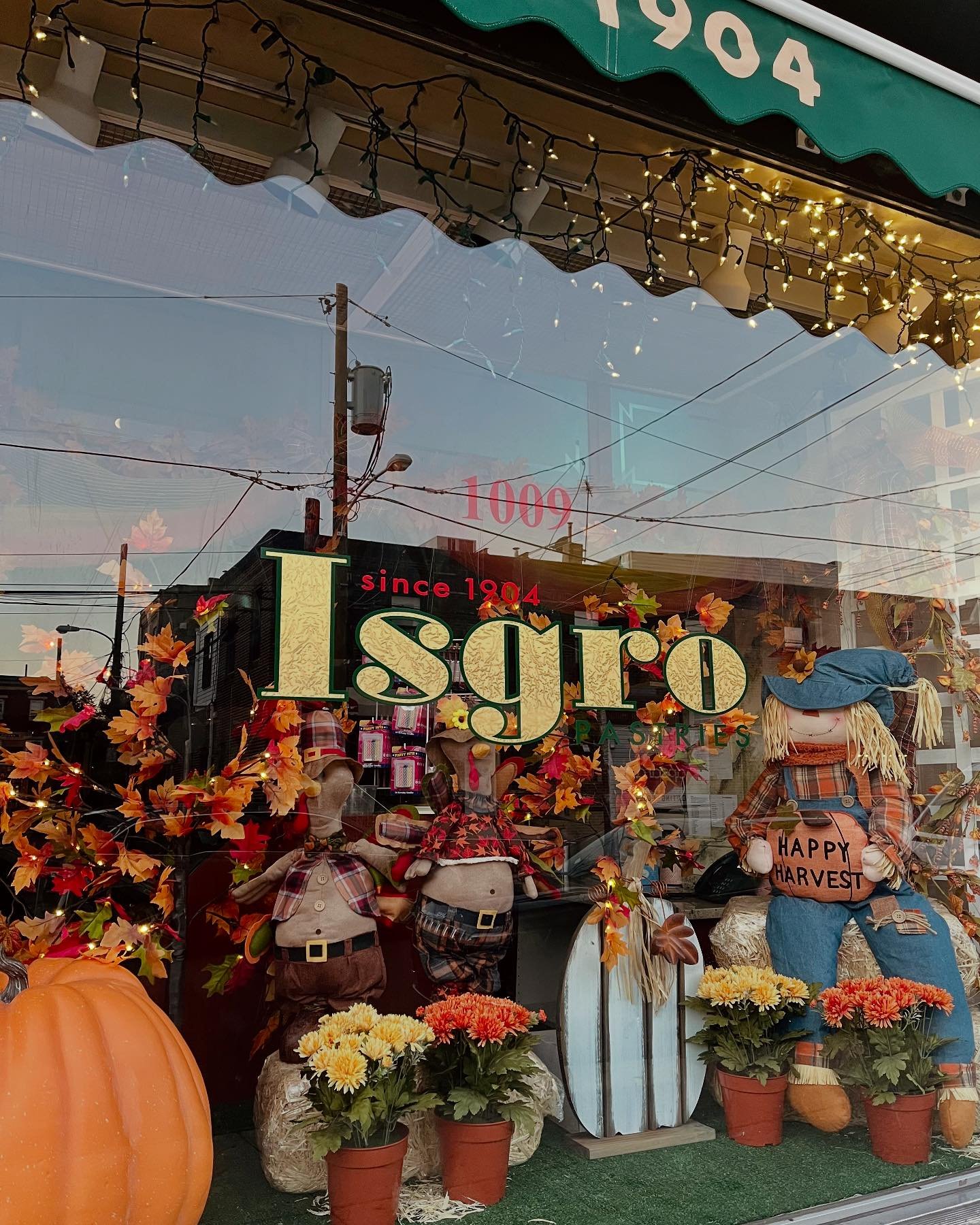 Happy Thanksgiving!🦃 
We&rsquo;re open until 2 PM today, and there&rsquo;s still plenty to choose from!