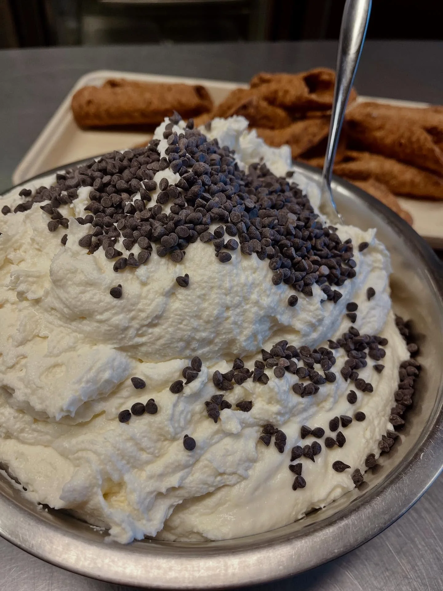 Hand filling like it&rsquo;s 1904&hellip; except now it ends up on Instagram! 

#cannoli #ricotta #ricottawithchocolatechips #chocolatechipricotta #ricottacannoli #ricottacannoliwithchocolatechips #handfilled #since1904