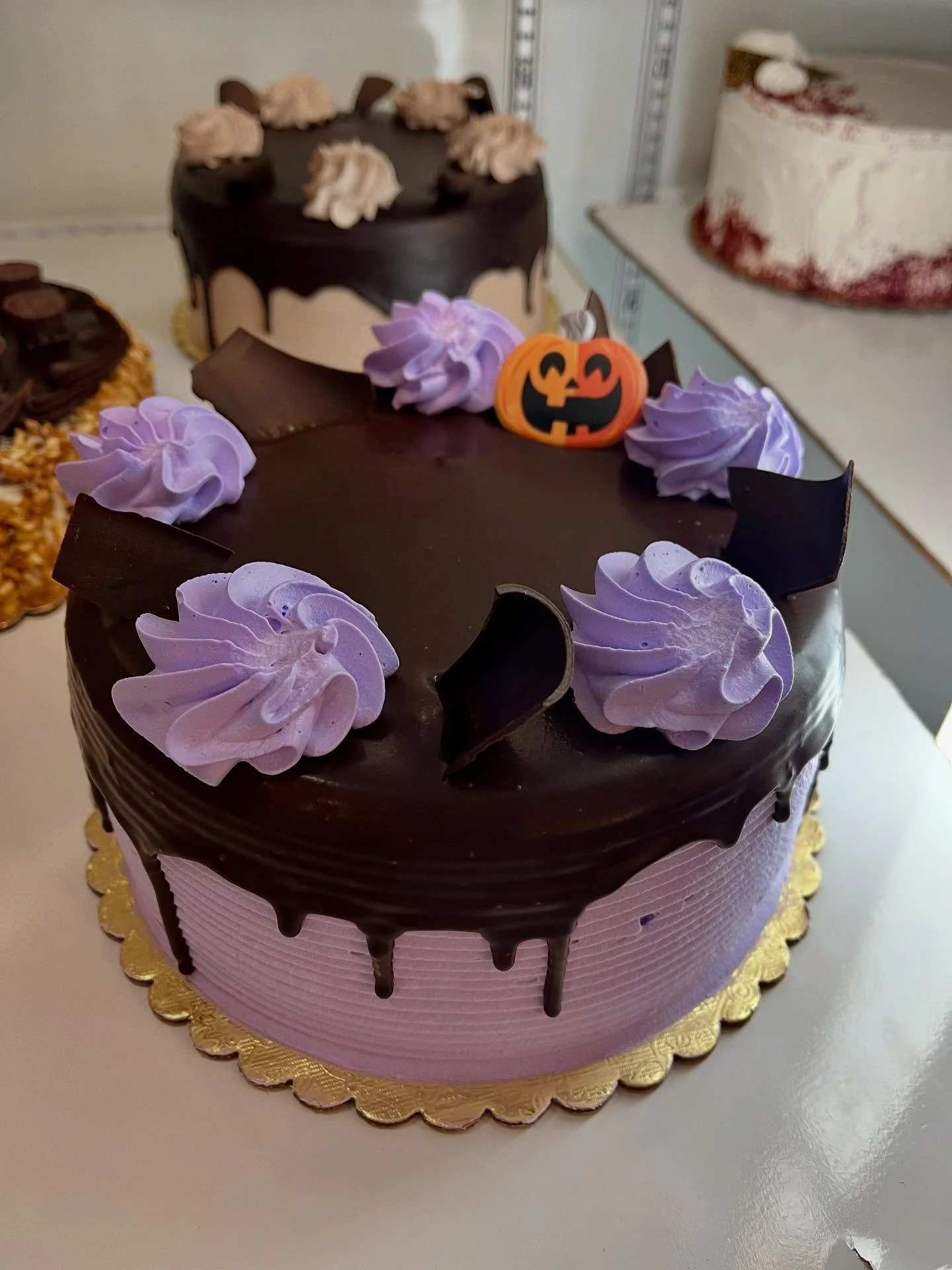 Even our chocolate mousse cake is serving spooky looks this Halloween 😈🪦🔮🕸️

#chocolate #chocolatemousse #chocolatemoussecake #chocolatecake #halloweencake #halloween #cake #cakes #spooky #spookyseason