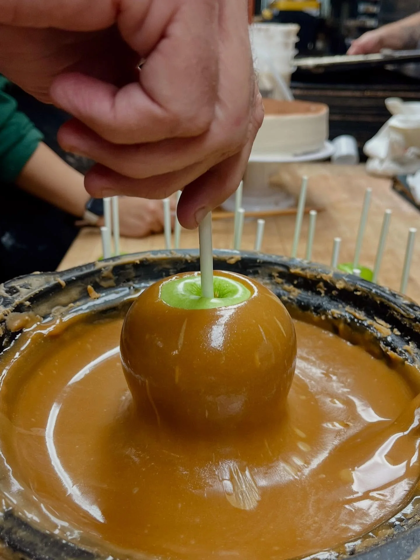 Happy Halloween 👻🖤🎃
(&amp; National Caramel Apple Day) 
We&rsquo;ll be here until 4pm, get your caramel apples while they last! 

#hallowen #happyhallowen #nationalcaramelappleday #caramelapples