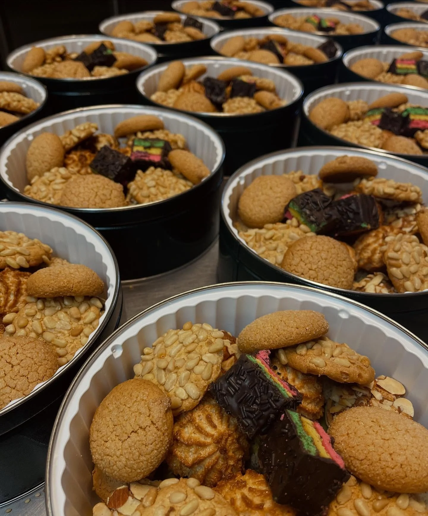 Celebrate the season of gratitude with a taste of something sweet 🍪 Our festive tins are ready to ship &amp; share - straight to your doorstep! Available on @goldbelly 📦

#goldbelly #shipping #holiday #holidayshipping #cookies #cookietins #biscotti