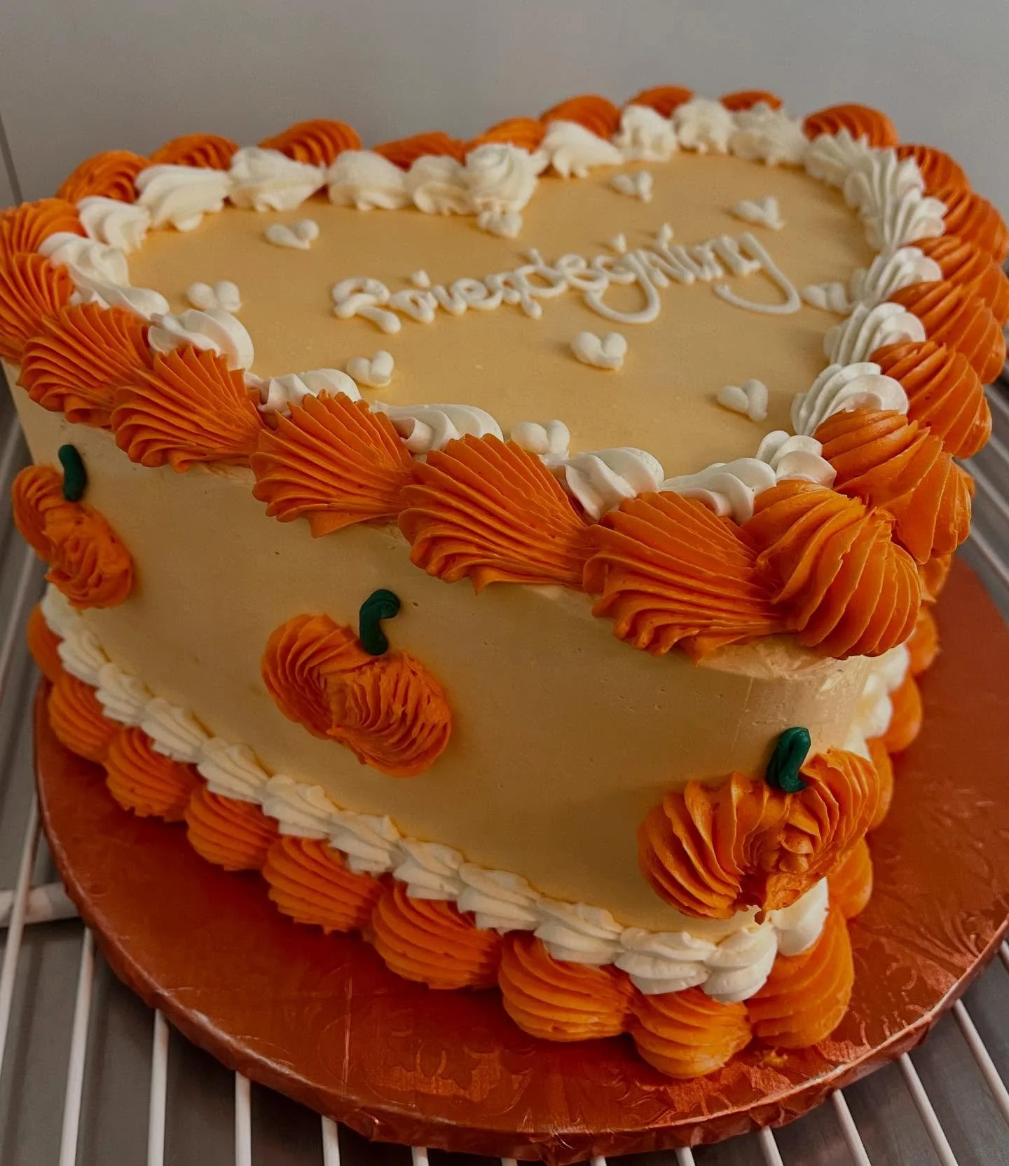 Friendsgivings are in full swing 🧡

#friendsgiving #friendsgivingdinner #friendsgivingdessert #thanksgiving #customcake #customcakes #cake #cakes