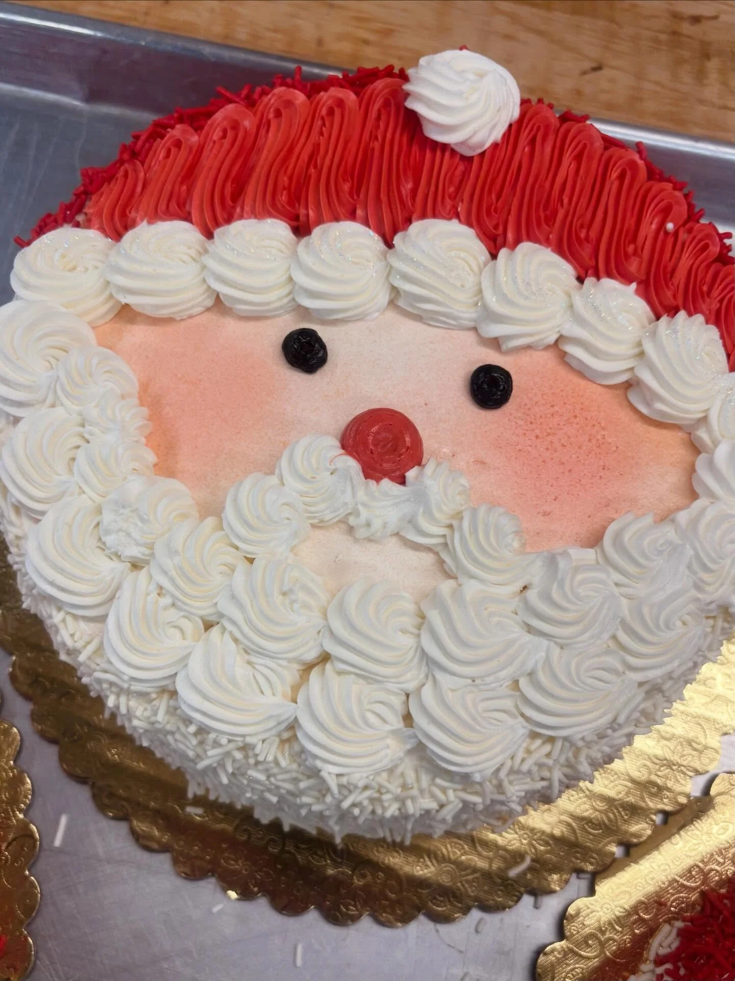 Festive, frosted, and full of magic. Vanilla layer cakes wrapped in holiday cheer - which will you choose? 

#vanillalayercake #festivecakes #holidaycakedecorating