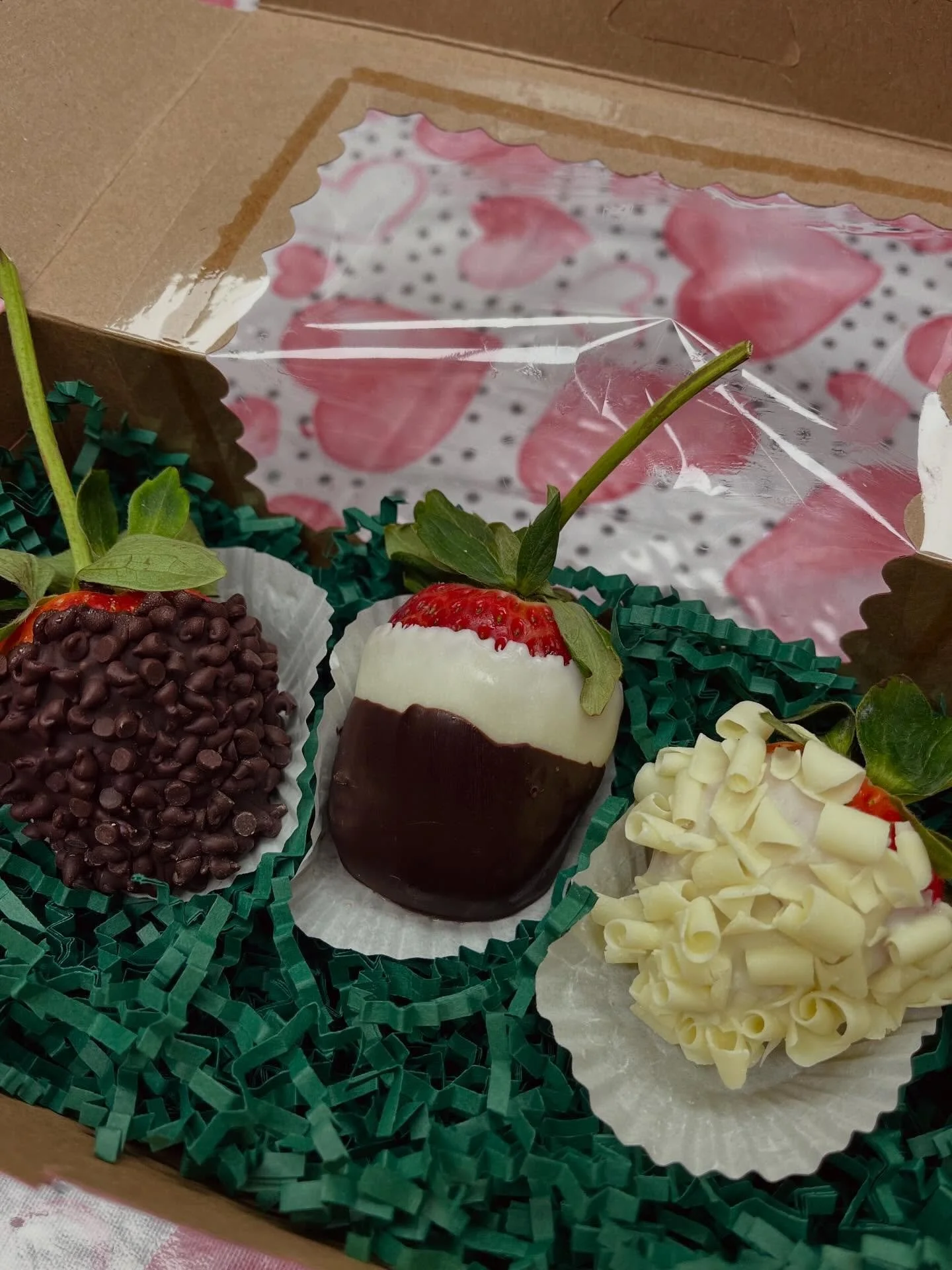 Chocolate covered strawberries are here!🍓
Available individually or in boxes of 3.

#chocolatecoveredstrawberries #chocolatedippedstrawberries #valentines #valentinesday #handdipped