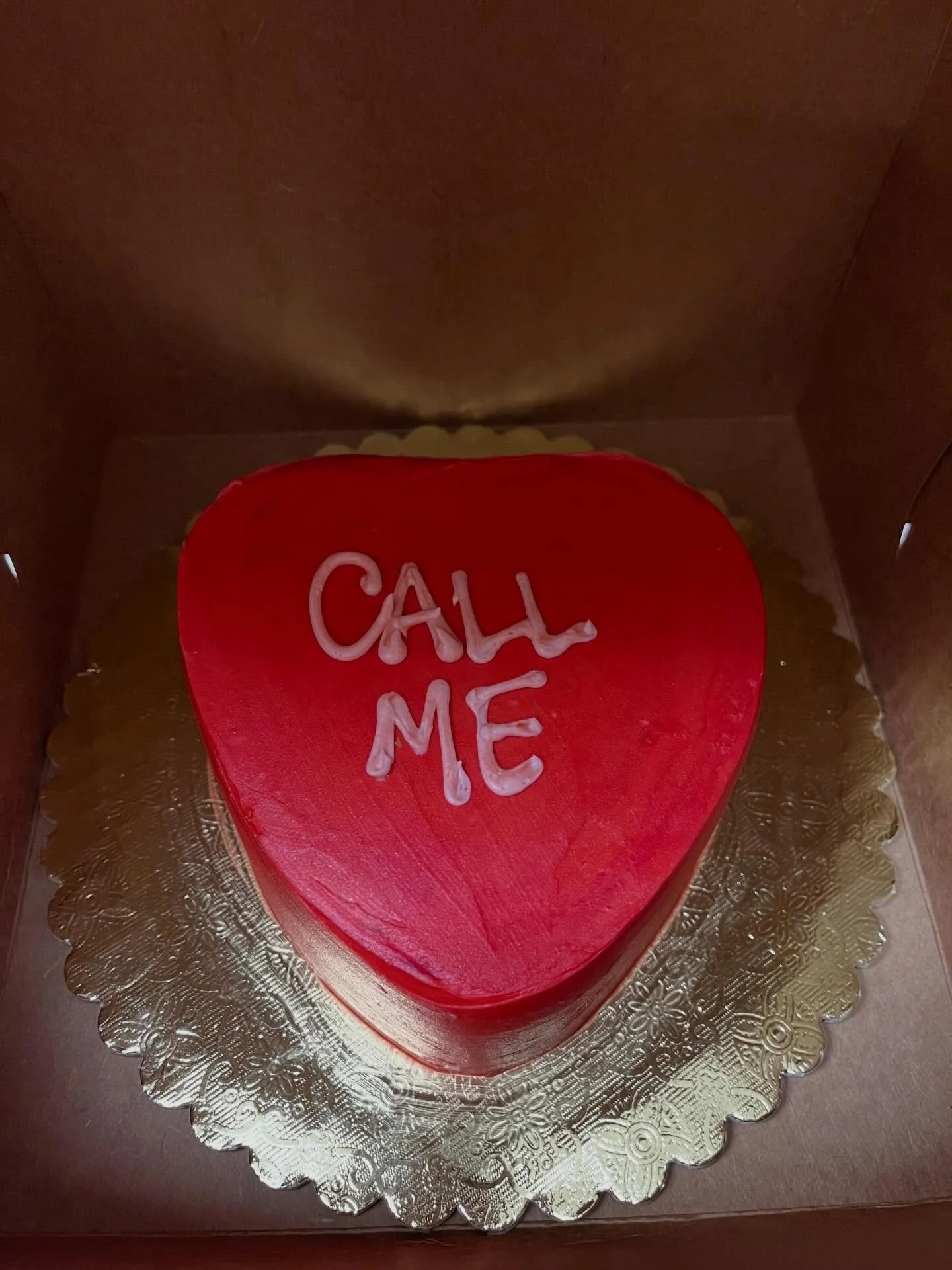 Let the cake do the flirting💋
It&rsquo;s not too late to grab something sweet for your sweetie - here until 6pm! 

#happyvalentinesday #callme #conversationheartcake #conversationhearts #valentinesdaycake