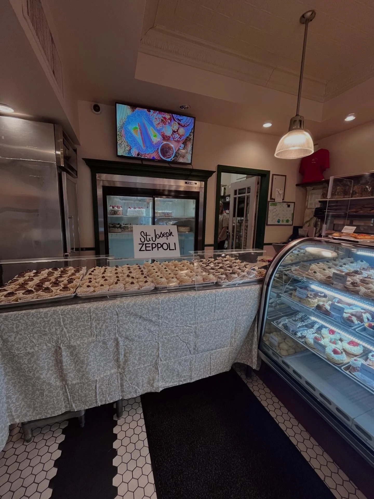 🇮🇹 During a severe drought in Sicily, people prayed to St. Joseph for rain. When their prayers were answered, they honored him with feasts. Since meat was scarce, they made pastries like the Zeppole. Today, these golden, cream-filled treats are a d