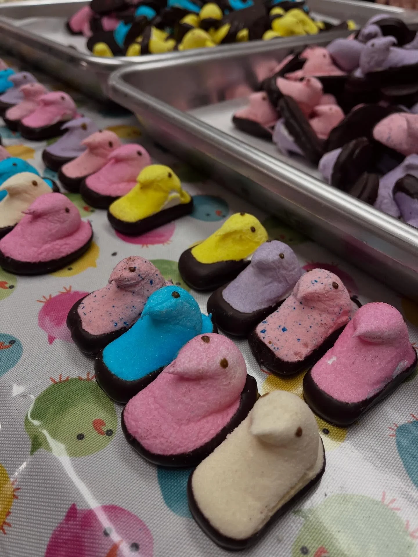 Your Easter basket called, it&rsquo;s missing some chocolate dipped peeps! 🐥 

#peeps #chocolatedippedpeeps #easterbasketstuffers #peepsmarshmallows #easterbasket