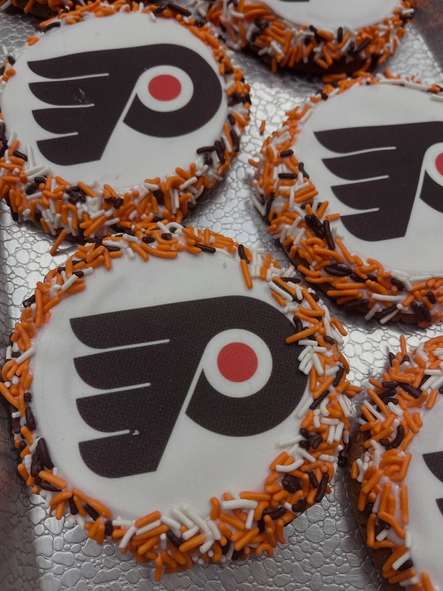 Do we have Flyers cookies &amp; cupcakes? Puck yeah!

#philadelphiaflyers #ignitetheorange #gritty #cookies #cupcakes