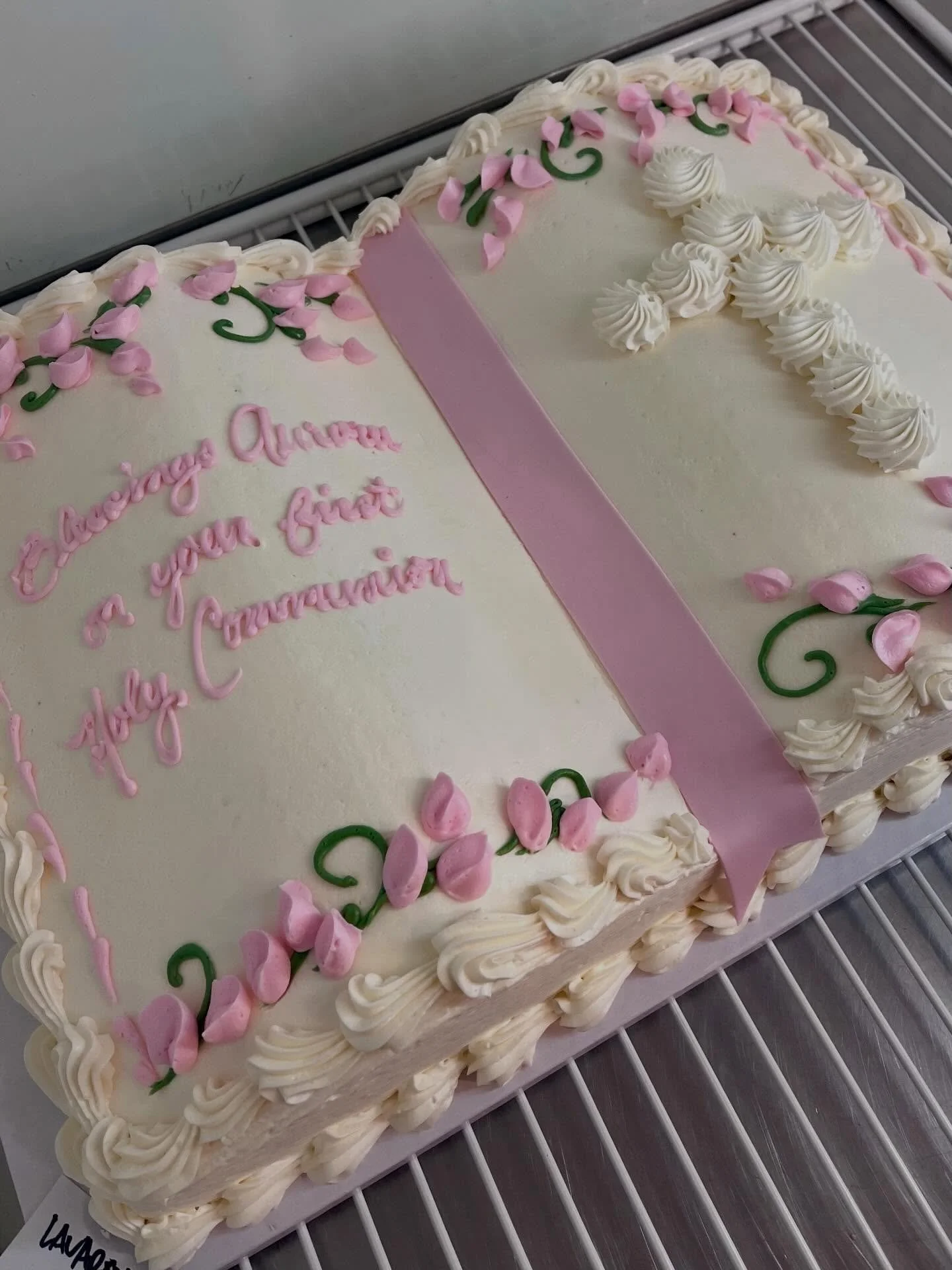 Communion cakes, your way 🤍🕊️
Traditional, simple, detailed or modern - all made to order. Swipe for some of our favorites! 

#communioncake #customcake #holycommunion #communion #communionseason