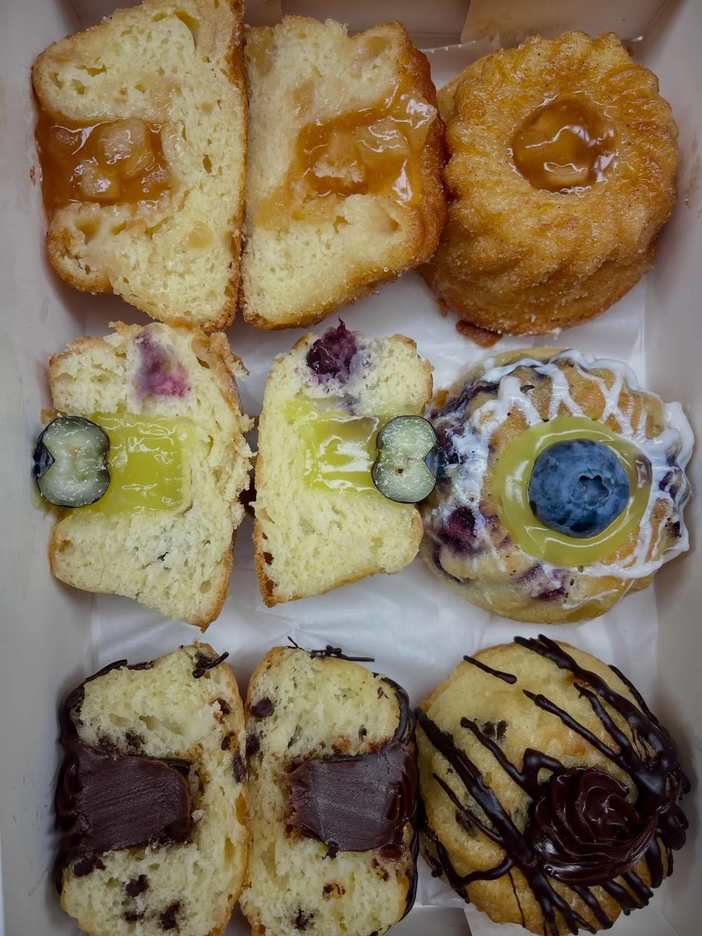 Mini Bundt Cakes - the perfect addition to your Mother&rsquo;s Day brunch 💐 
Available in assorted packs of 6: Apple Cinnamon Sugar, Lemon Blueberry &amp; Chocolate Chip 

#minibundtcakes #bundtcakes #mothersday #mothersdayminis #mothersdaybrunch