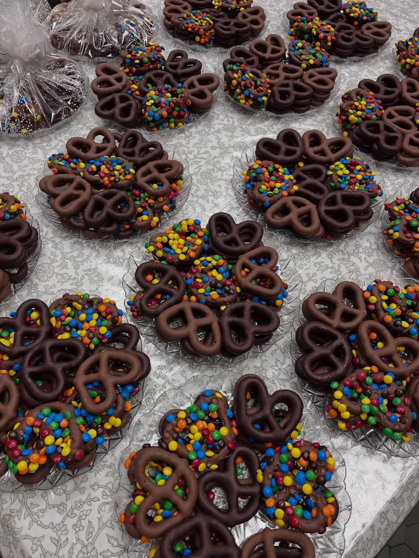For the mom who deserves it all - sweet, salty, and chocolate-covered 🥨🍫💝
Chocolate-covered pretzel trays &amp; bags available in-store for Mother&rsquo;s Day weekend.

#mothersday #chocolatecoveredpretzels #chocolatedippedpretzels #mothersdayspec
