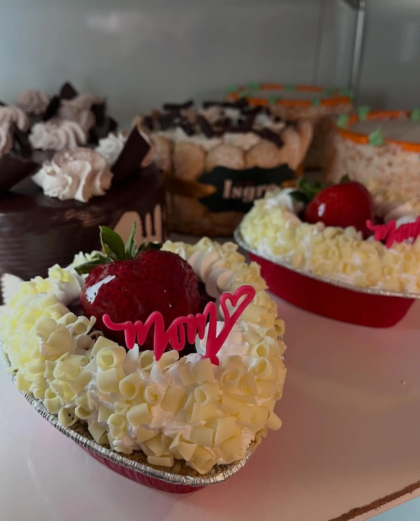 Raising you probably wasn&rsquo;t easy but this should help!🤭

#strawberrycheesecake #mothersday #happymothersday #mothersdaygiftidea #mothersdaydessert