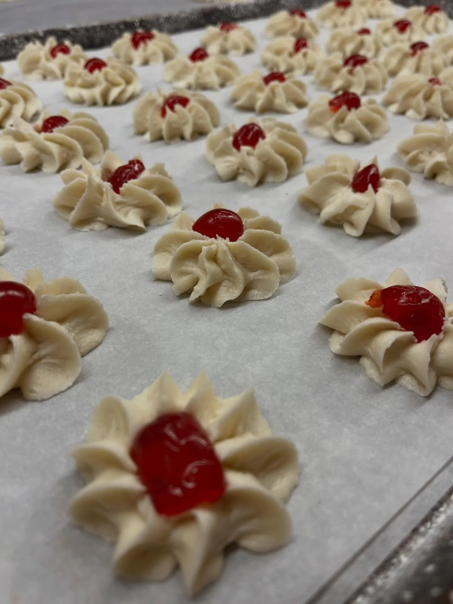 The kind of cookie that never goes out of style 🍒

#cherrybuttercookies #buttercookie #buttercookies #cherrybuttercookie #italianbuttercookies