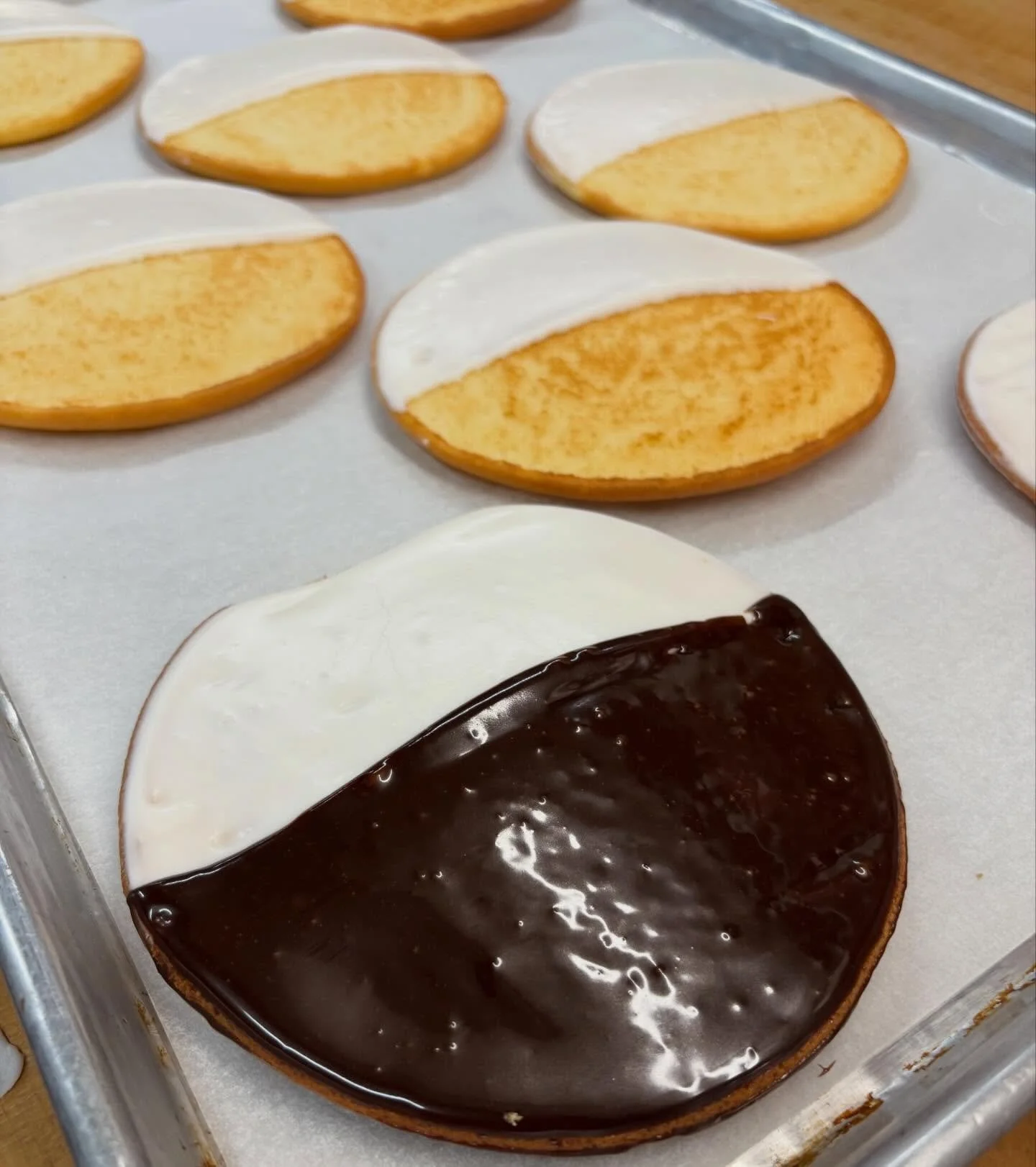 Some things are just better split down the middle&hellip; but that doesn&rsquo;t mean you have to share 🖤🤍

#blackandwhitecookies #blackandwhitecookie #cookie #cookies #blackandwhitecookiecake