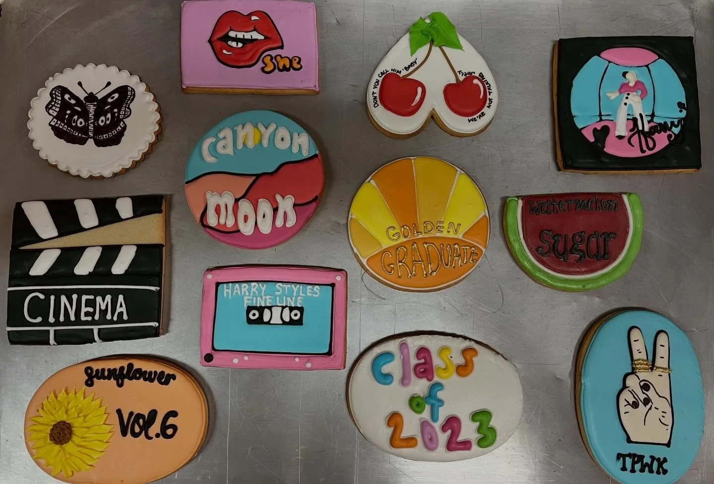 3 years later, and these Harry Styles graduation cookies are still golden 🎓🦋🫦🍒🎶🎬🌞🍉🌻

#graduationseason #harrystyles #royalicingcookie #royalicingcookies #goldengraduate