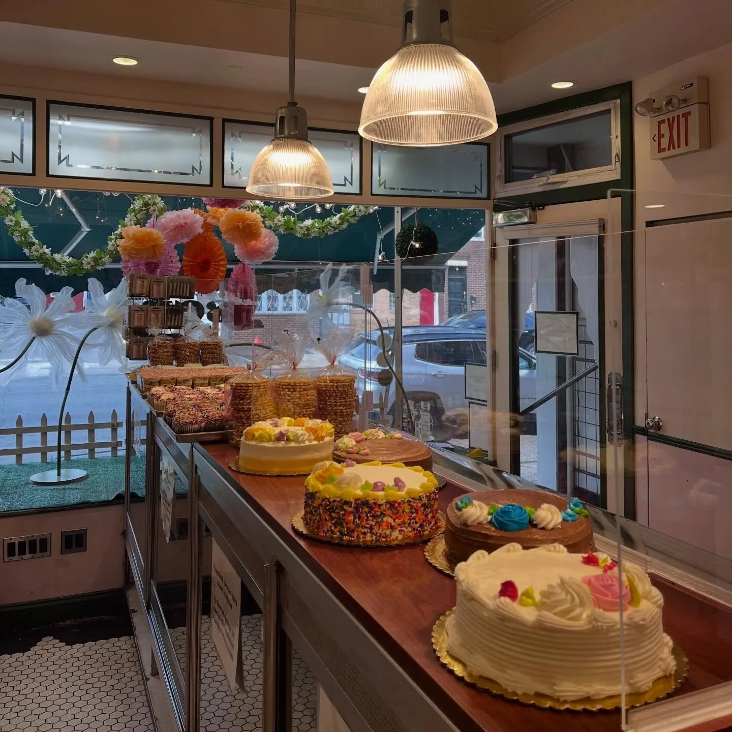 Your reminder that cake doesn&rsquo;t always require a special occasion! 

#bakery #isgropastries #italianbakery #italianpastries #phillysweets