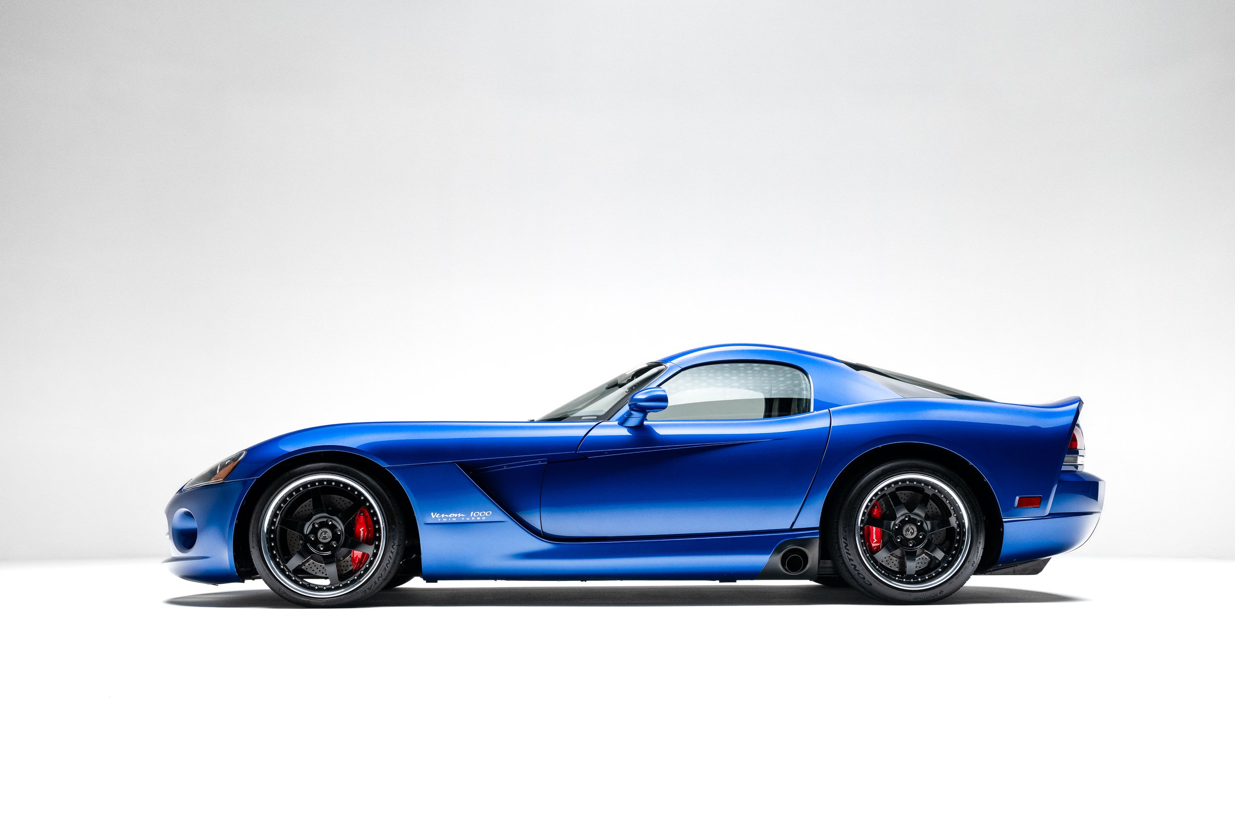 Side profile of the blue 2006 Dodge Viper SRT-10 Venom 1000