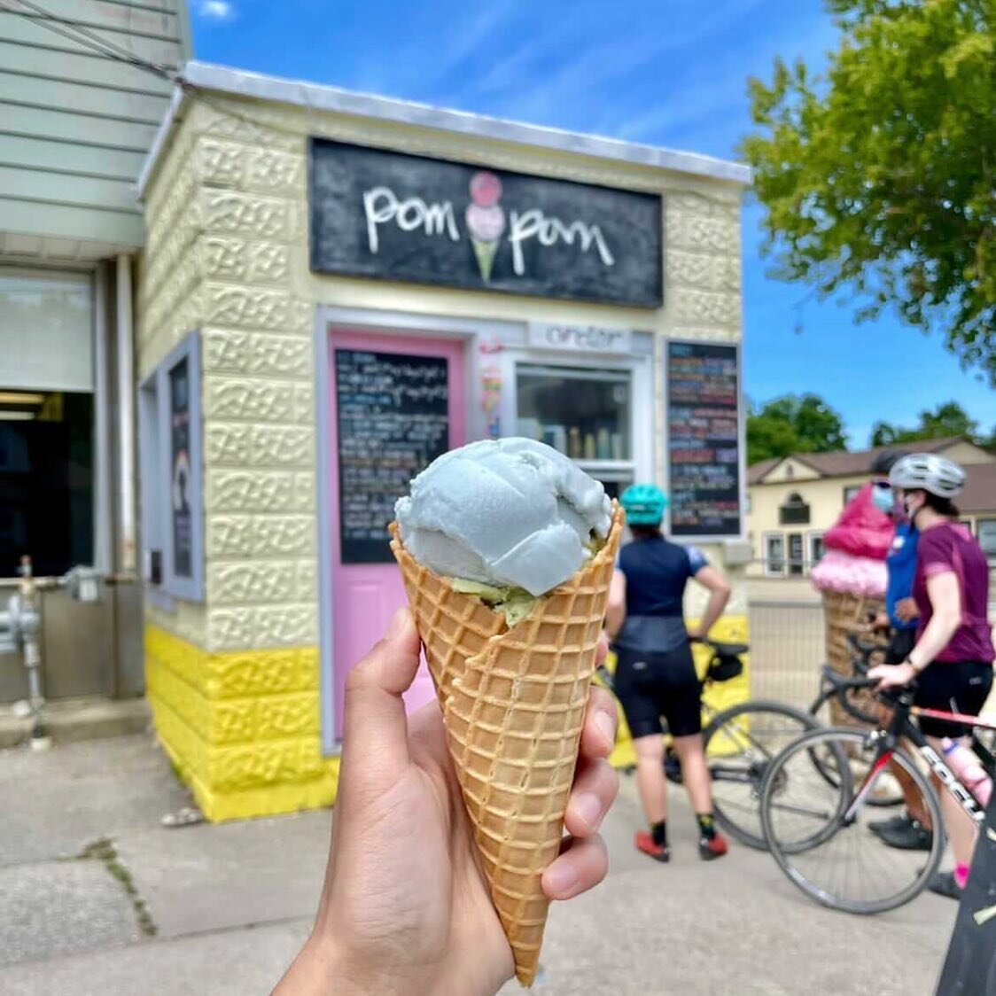 It&rsquo;s going to be a bright sunshine-y day ☀️
Thanks for the 📸 @heyitshuy_ 

#plantbasedicecream #dairyscoops #scoopshop #thisisthornbury #georgianbay #collingwoodontario #longweekend #summertreats #meaford #bikerides #georgiantrail