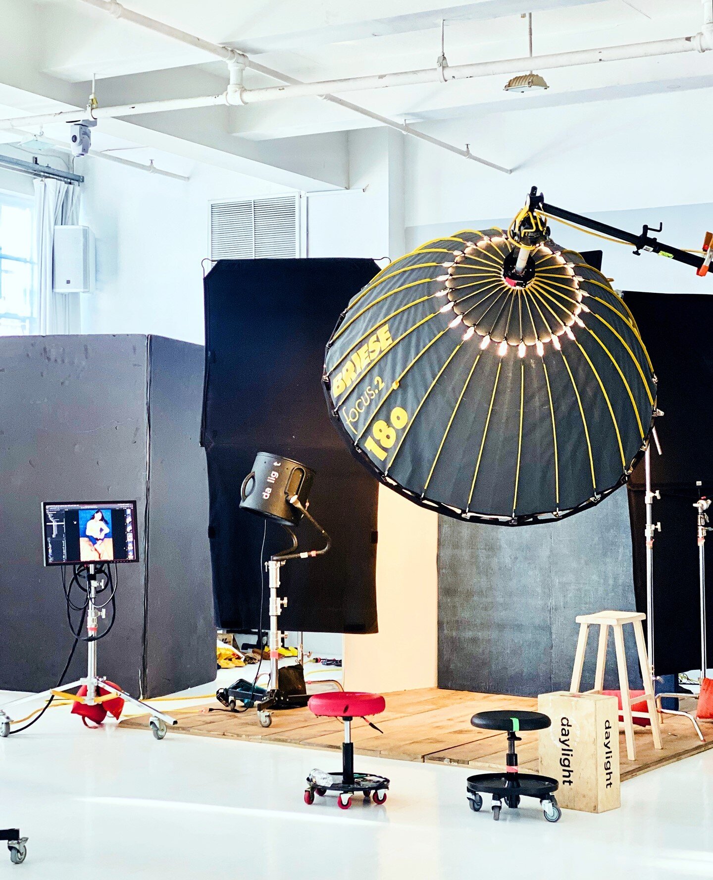 Fully focused, Briese focus 180 creates dramatic lighting with multiple screen differences between the center and the edge of the picture. It's perfect for strong accentuation.⁠
.⁠
.⁠
.⁠
#shotatdaylight #daylightstudio #photostudio #nycphotostudio #p
