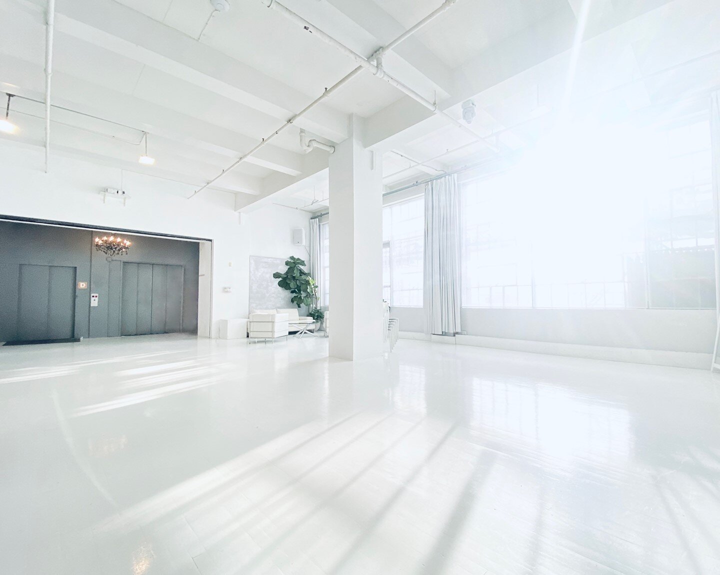 Offering 2,00 SF, Loft 10 is a perfect space for photo and film productions. Loft 10 can also be combined with Studio 3 for a full floor rental studio. The Freight Elevator opens into the space with easy access to the building&rsquo;s Loading Dock.

