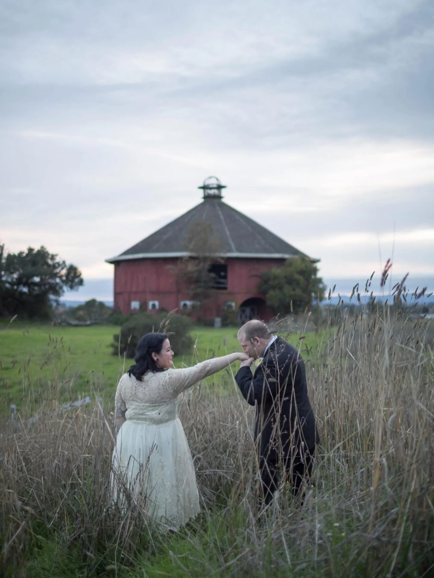 I love that when we think about weddings, we always think of super bright and cheerful and commercial. I like those that do wedding with Little edge&hellip; Maybe some darkness, but definitely with some personality. #darkwedding #altcouple #socalwedd