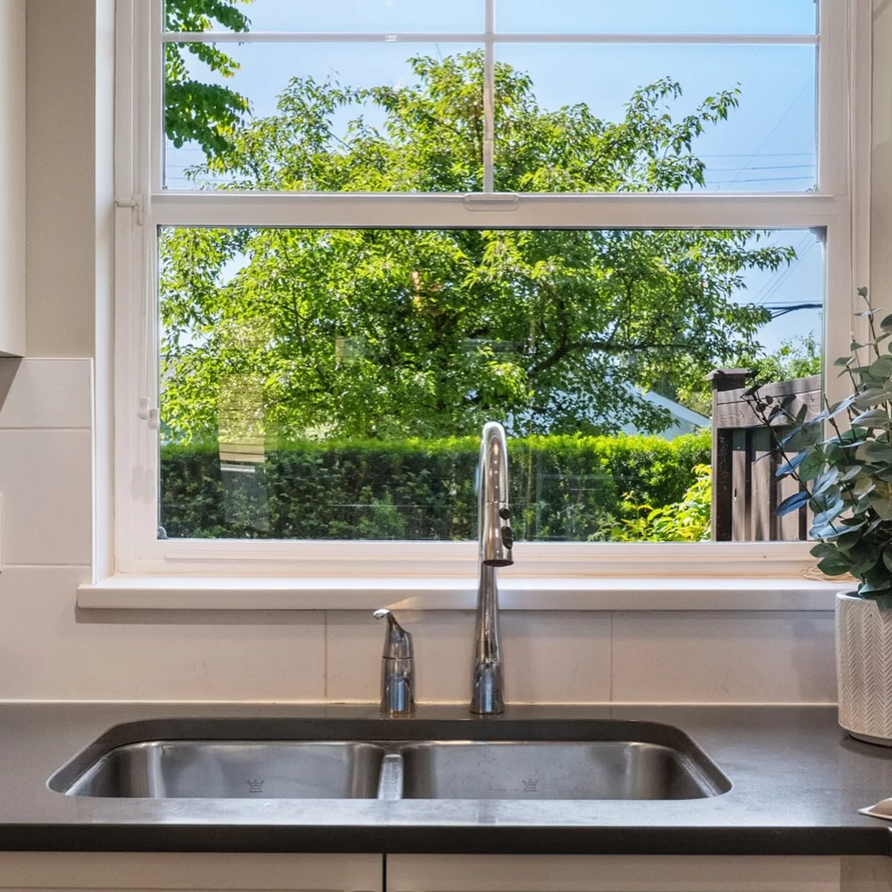 My client gets the keys tomorrow to a beautiful 3 bedroom townhouse at the Jeff&rsquo;s Residence off of Commercial Drive. With 1 - 2 - 3 outdoor spaces, it&rsquo;s a good time to move in &amp; enjoy these warmer days. 

This purchase happened quickl