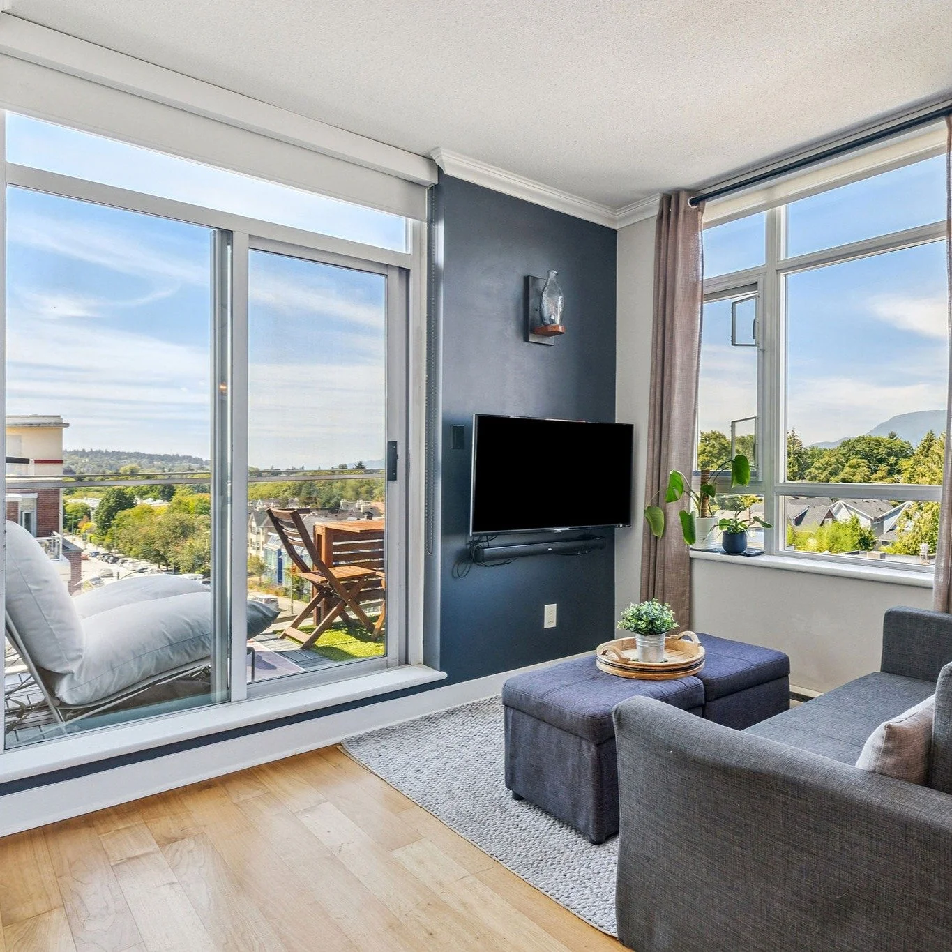 Come home to this bright 2 bedroom, 2 bathroom &amp; den corner unit at The Vine - a solid concrete building in one of Vancouver&rsquo;s most walkable locations. Enjoy panoramic views of the mountains &amp; ocean from your couch, bed or balcony.

A s