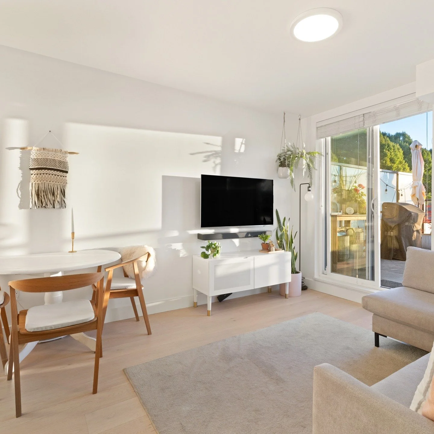 Make your penthouse dreams a reality at Kensington Point - where luxury meets affordability. This gorgeous 2 bedroom, 2 bathroom corner home sits on the top floor of a boutique building located in East Van&rsquo;s Cedar Cottage. Find yourself on the 