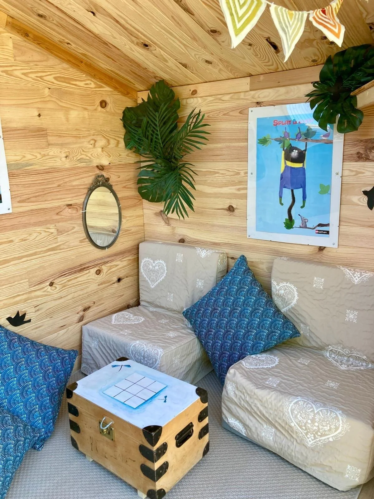cabane-enfants-jardin-gite-jura-doucier.jpg