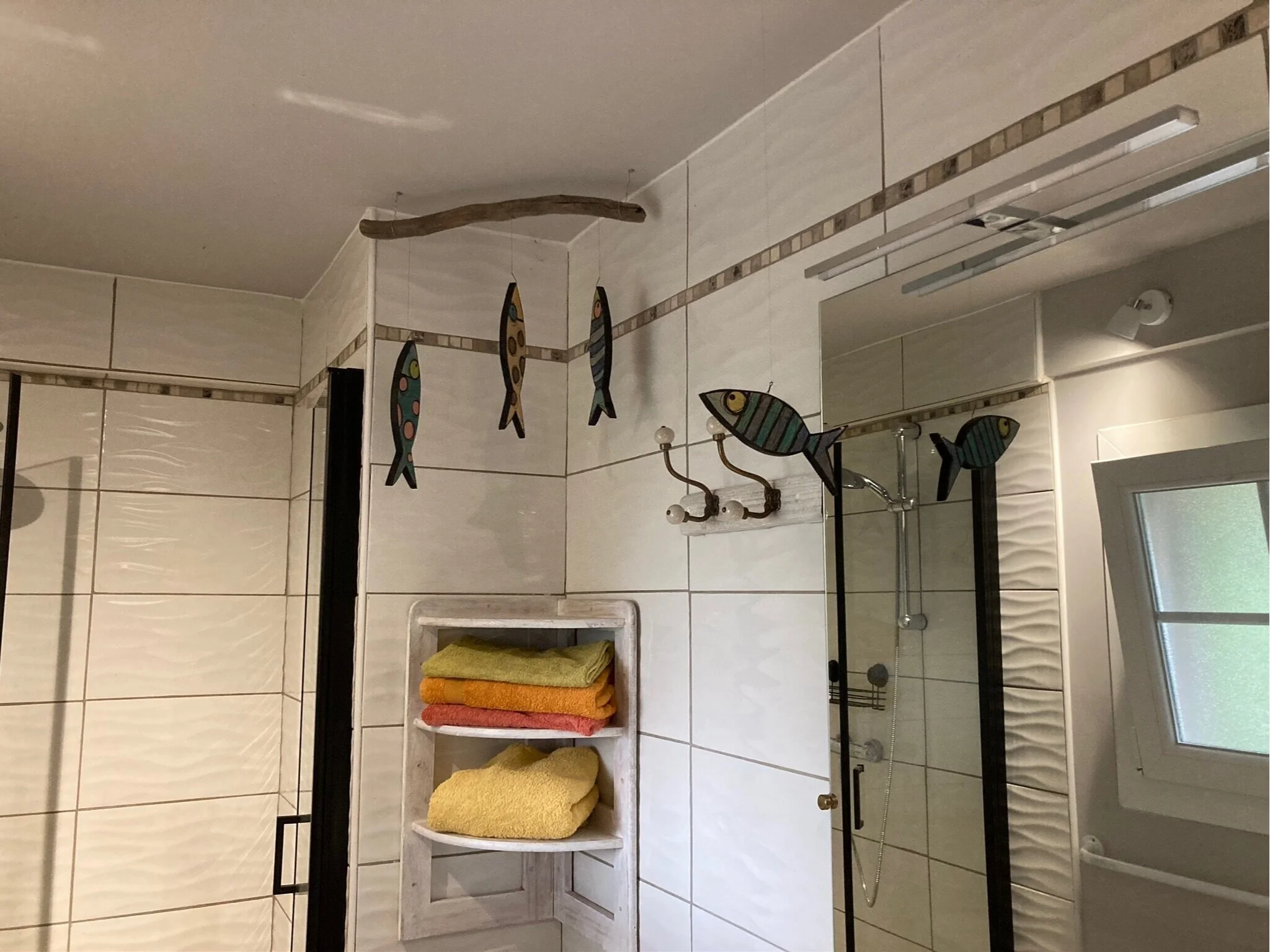 Salle de bain du gîte familial Les Terrasses du Lac à Doucier Jura