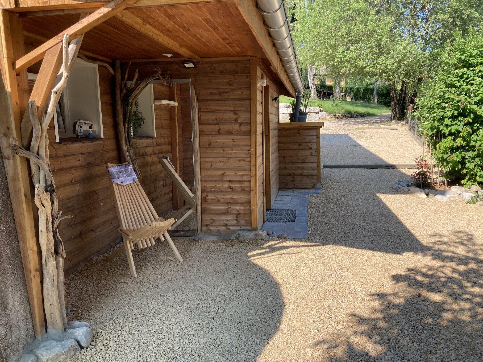 Jardin arboré et espace détente du gîte Les Terrasses du Lac à Doucier