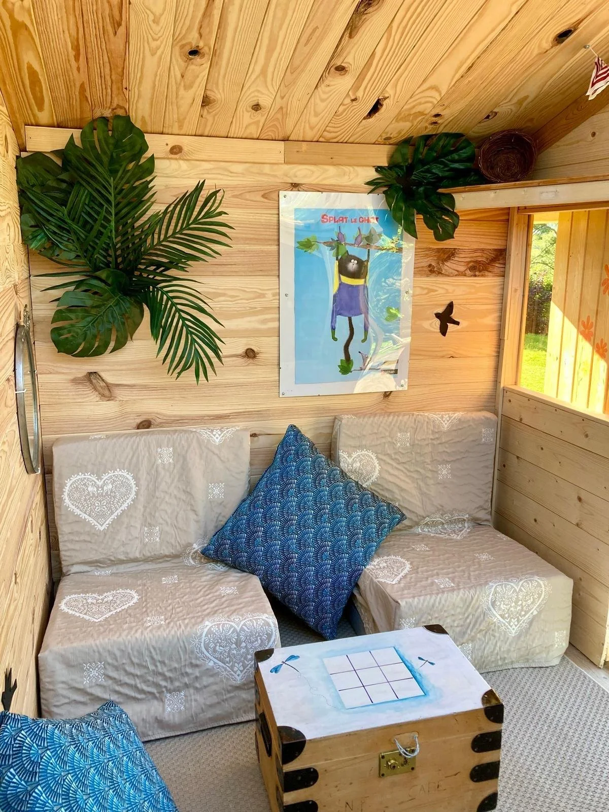 cabane-enfants-jardin-gite-jura.jpg