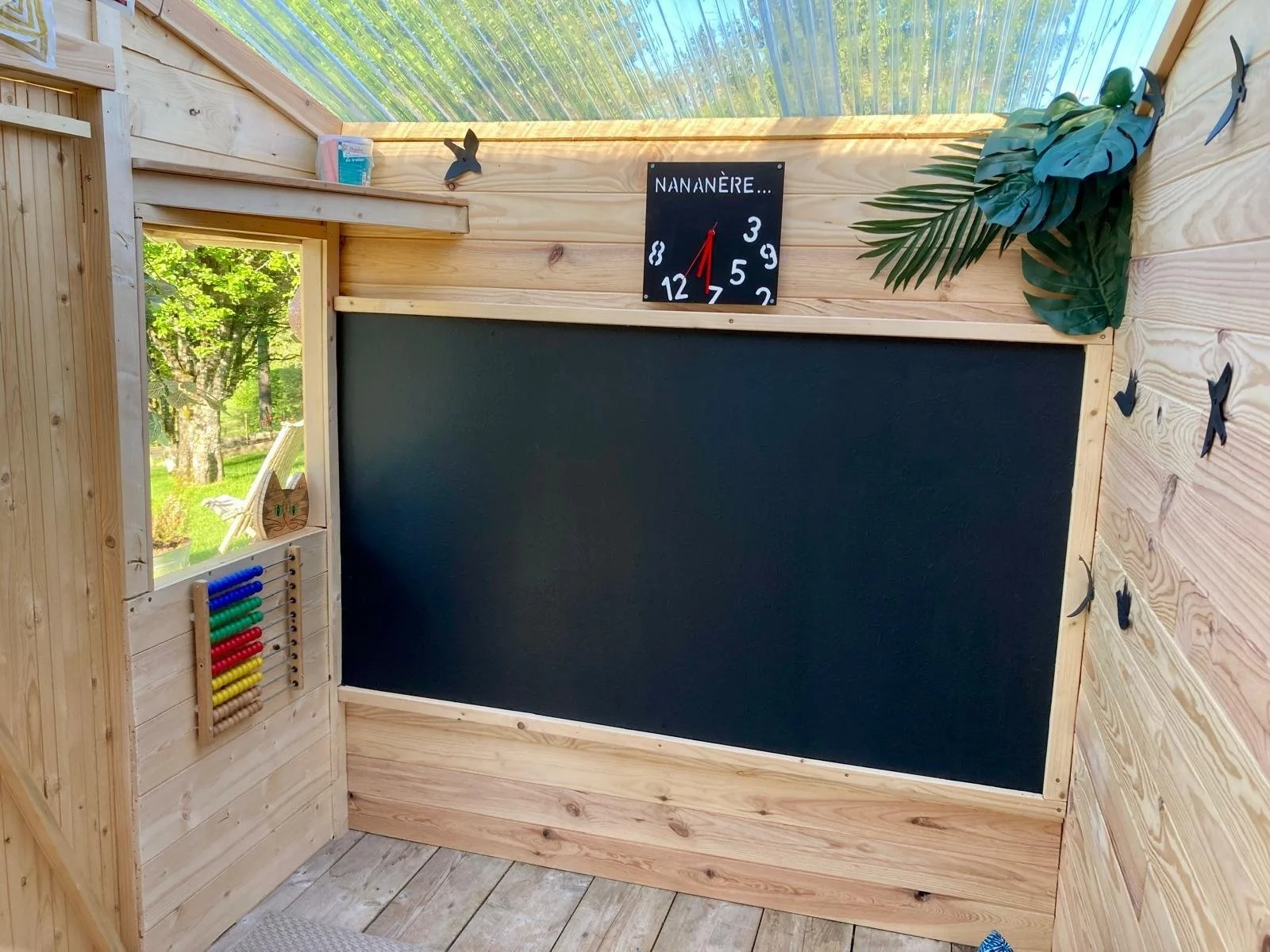 cabane-enfants-jardin-gite-jura-doucier.jpg