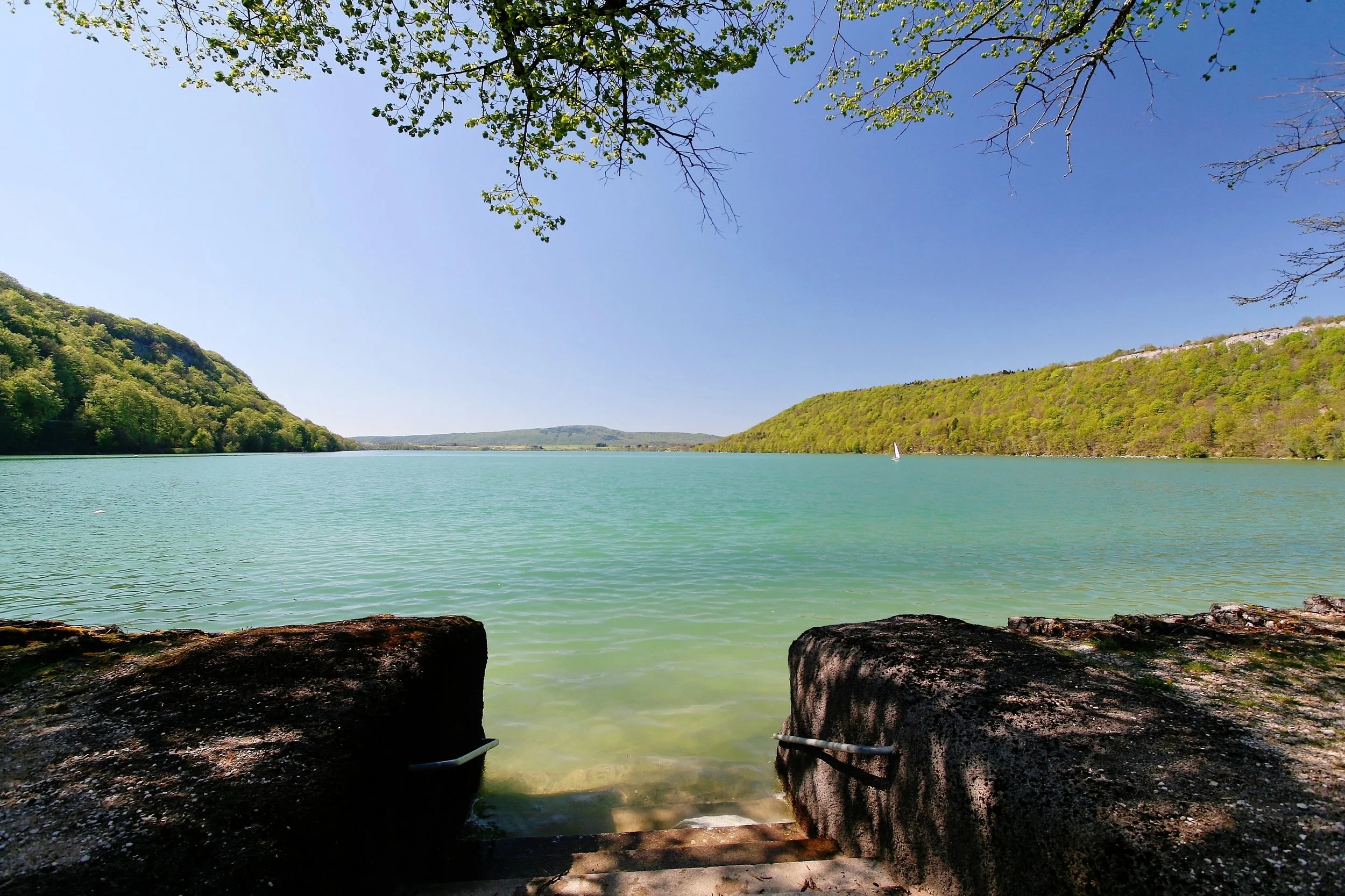 Vue du lac de Chalain, destination nature incontournable dans le Jura