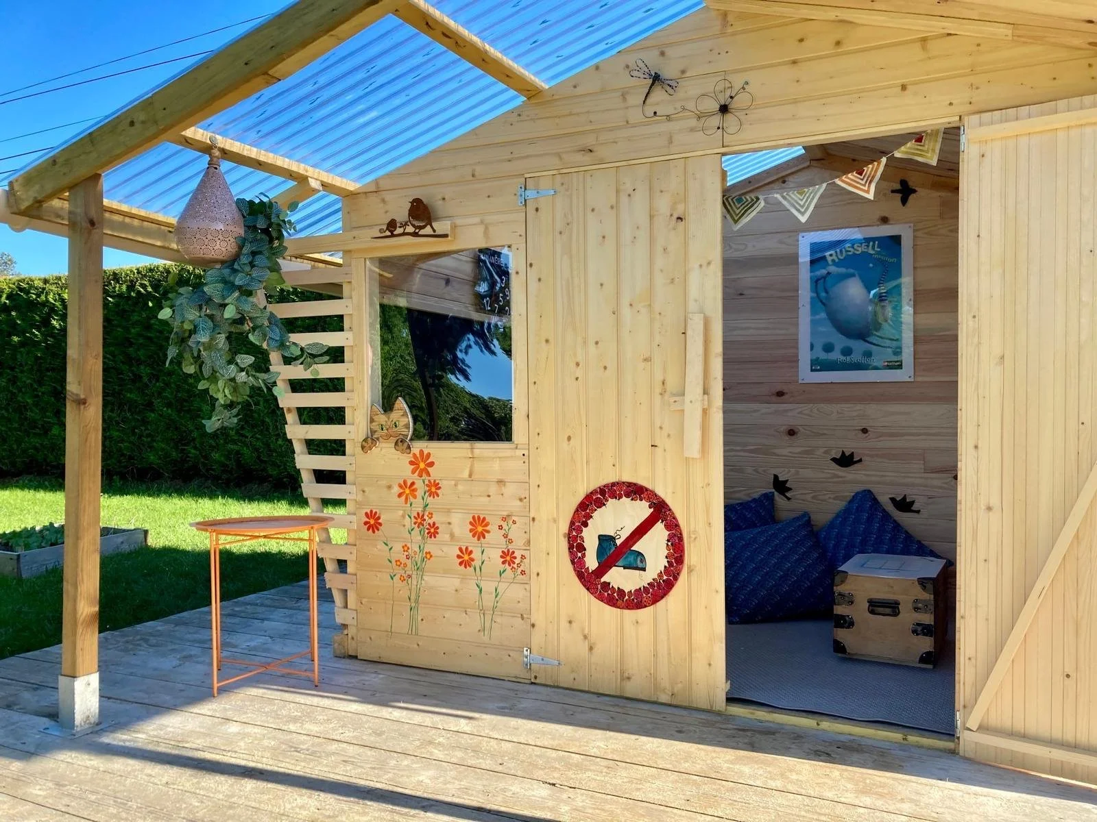 cabane-enfants-jardin-gite-jura-doucier.jpg