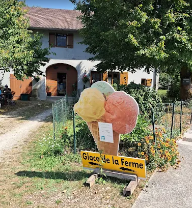 Dégustation d'une glace artisanale à Fontenu près du lac de Chalain dans le Jura