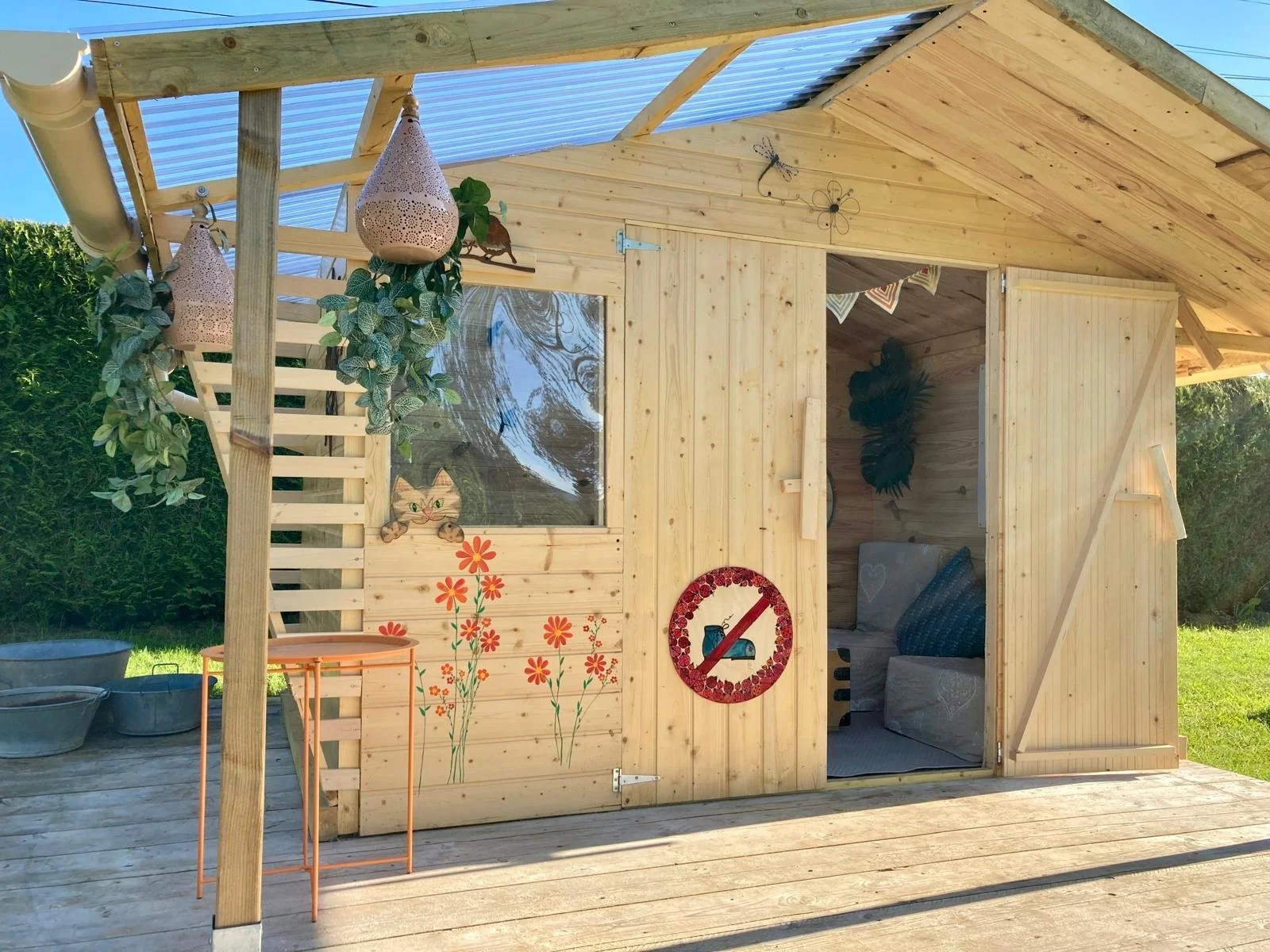 cabane-enfants-jardin-gite-jura-doucier.jpg
