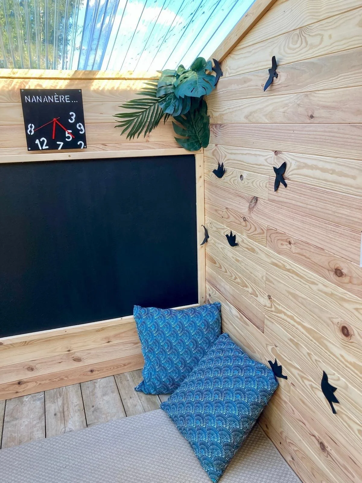 cabane-enfants-jardin-gite-jura-doucier.jpg