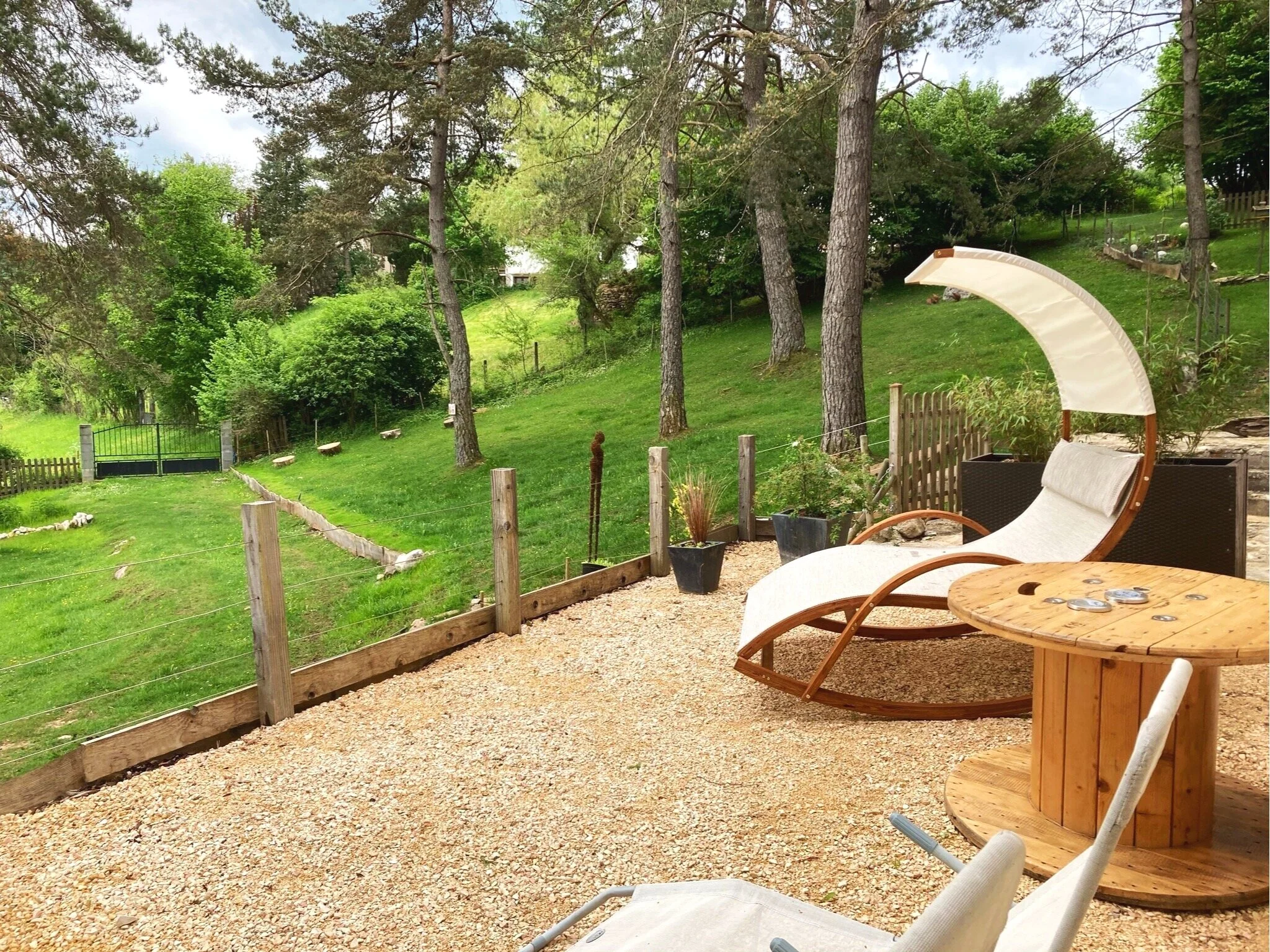 Jardin arboré et espace détente du gîte Les Terrasses du Lac à Doucier
