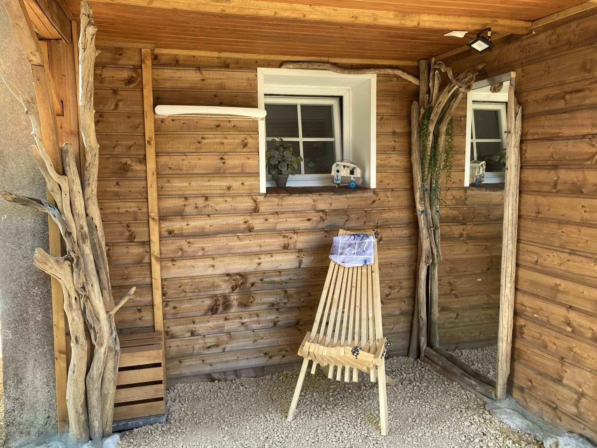 Terrasse en bois avec vue sur le lac de Chalain dans le Jura