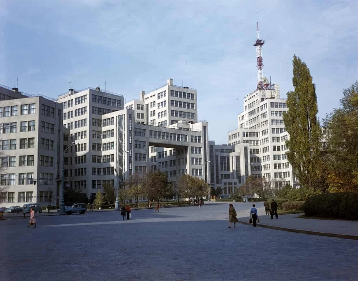 Figure 3 (above): The repetitive, rectangular forms of the State Industry Building in Kharkiv in the Freedom Square have an imposing presence on the wider surrounding context.