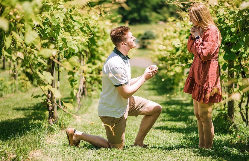 That moment when your boyfriend proposes to you AND throws you a surprise engagement party with all your friends and family. Congratulations to J&amp;J on your beautiful @bluemontvineyard proposal earlier this month. 🎊💍😍

📸: @bakerture