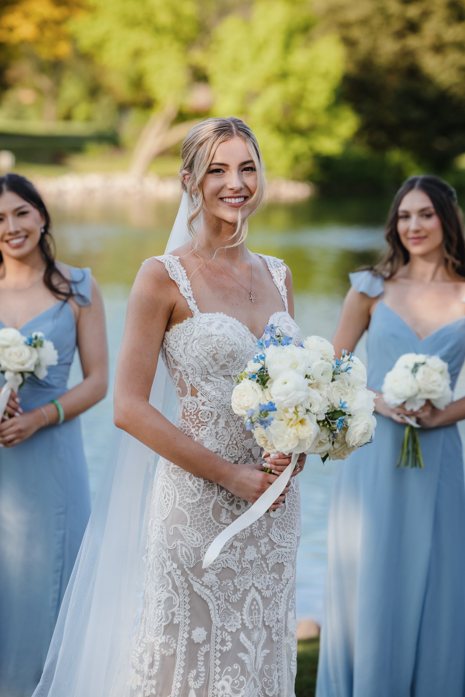 bride+with+bouquet+-+blue.jpg