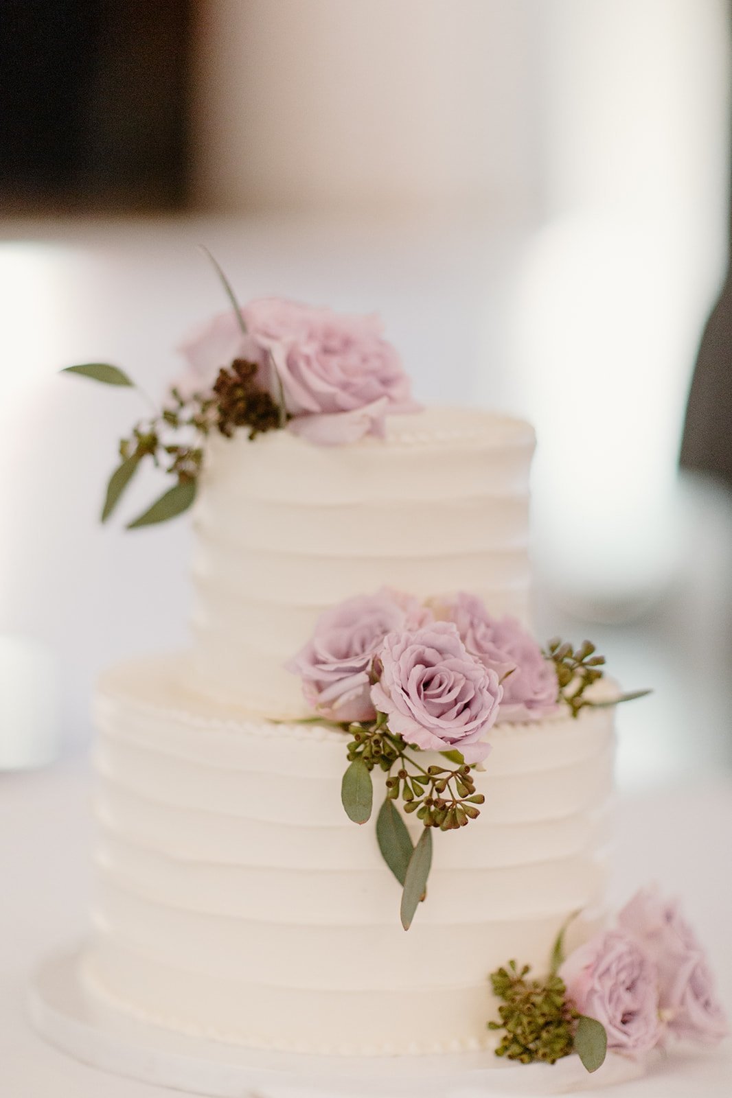 wedding+cake+decorated+with+roses.jpg