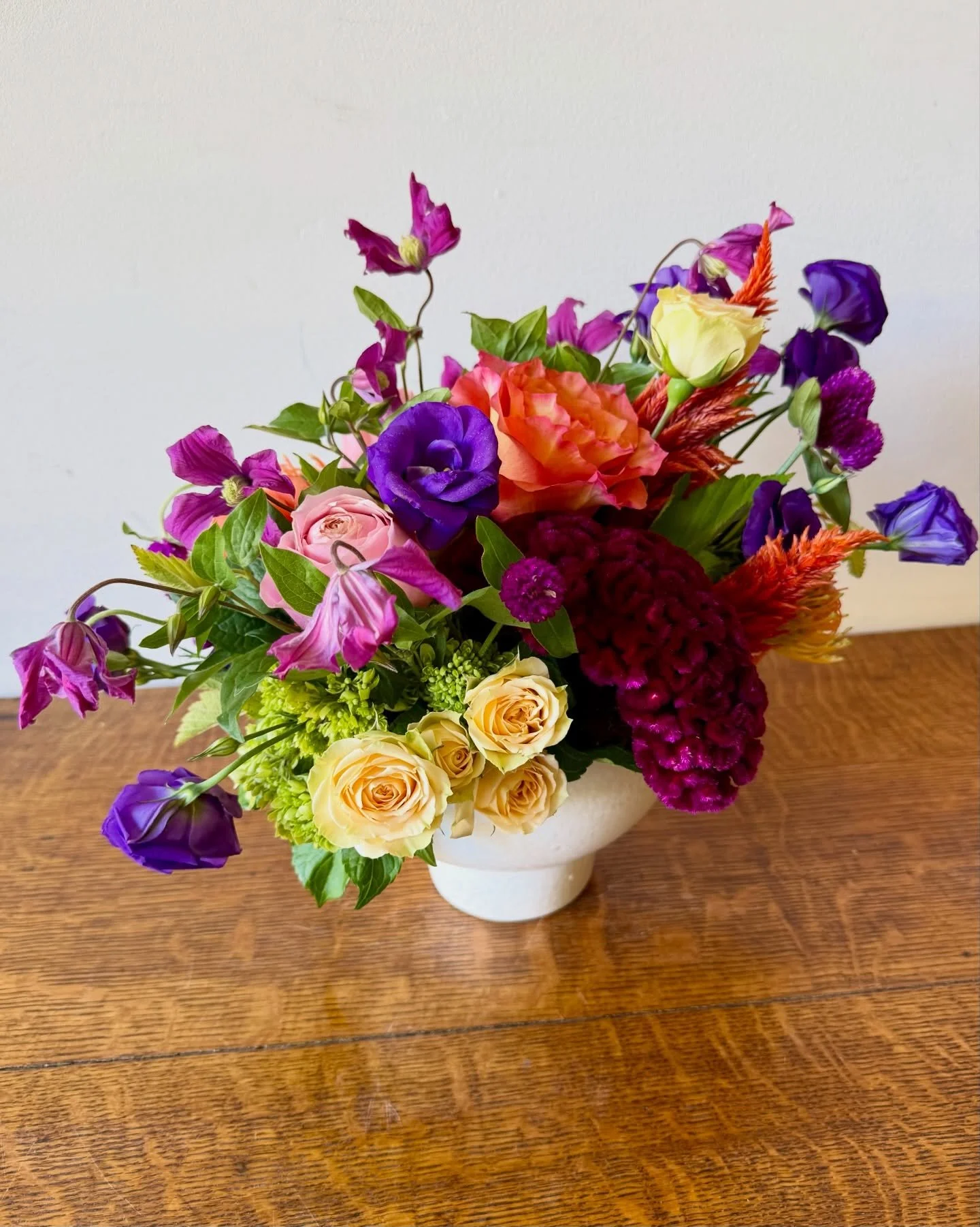 Today&rsquo;s designer&rsquo;s choice deliveries are a whole vibe in jewel tones and apricots - featuring local coxcomb, celosia, gomohrena, celosia, and lisianthus accompanied by imported flowers like garden roses, pincushions, and clematis. 

This 